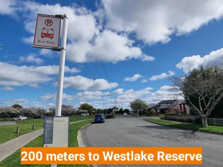 Large warm 4BRM family recharge in Halswell - Netflix, Massage chair