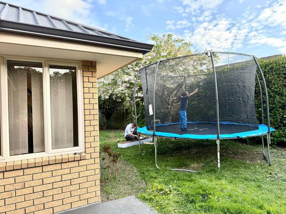 Large warm 4BRM family recharge in Halswell - Netflix, Massage chair
