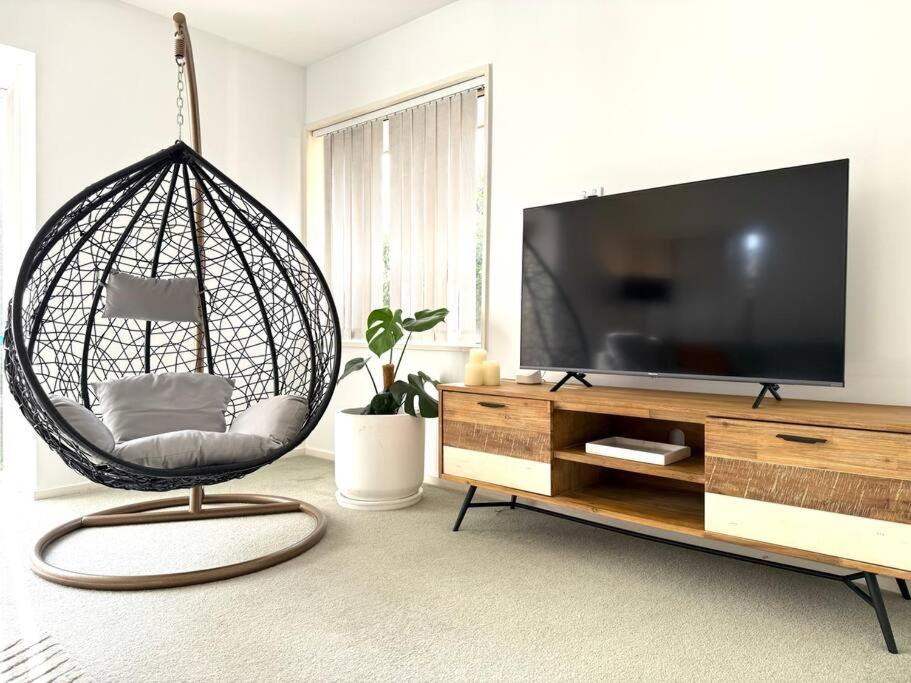 Large warm 4BRM family recharge in Halswell - Netflix, Massage chair