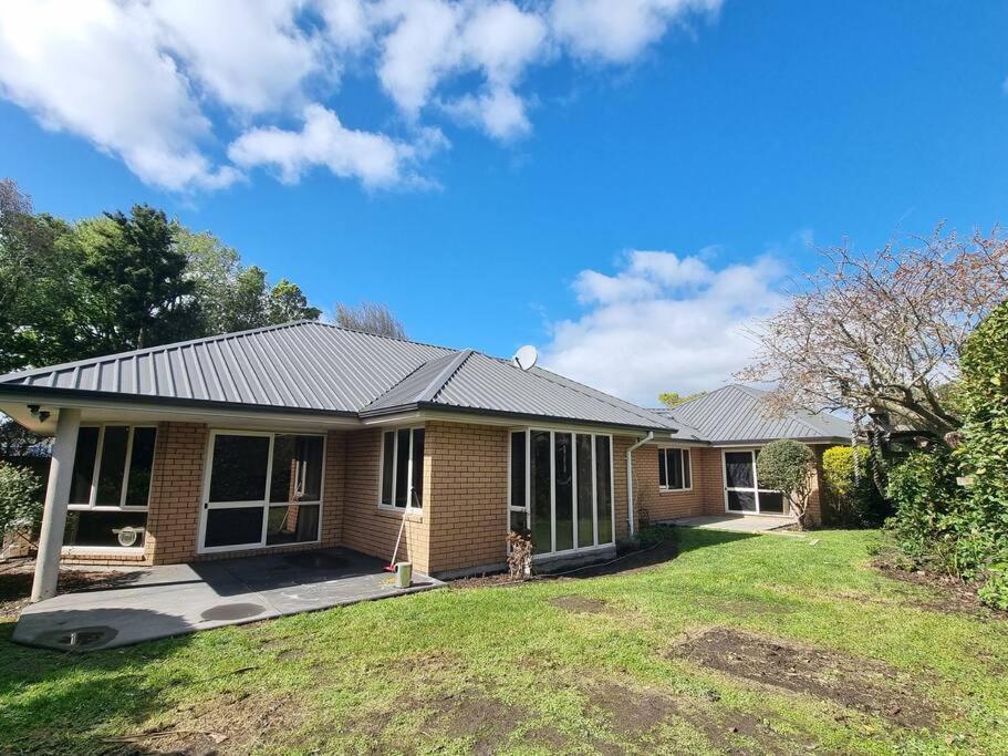 Large warm 4BRM family recharge in Halswell - Netflix, Massage chair