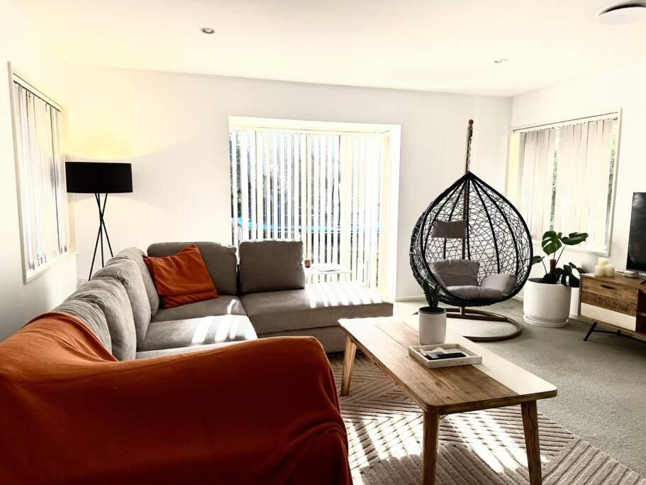 Large warm 4BRM family recharge in Halswell - Netflix, Massage chair
