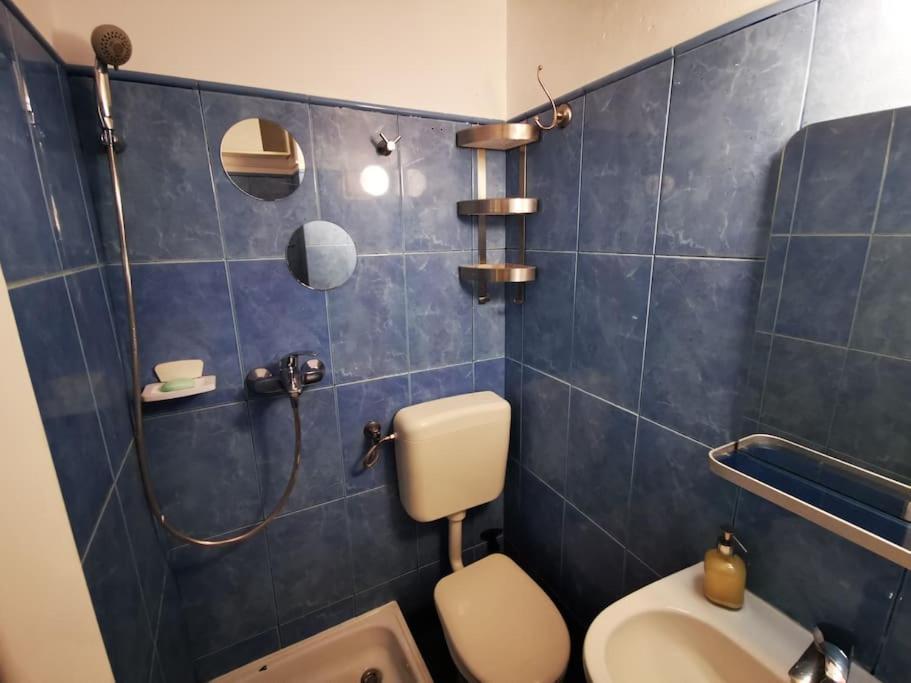 Chique one-room apartment designed for 4 view 5