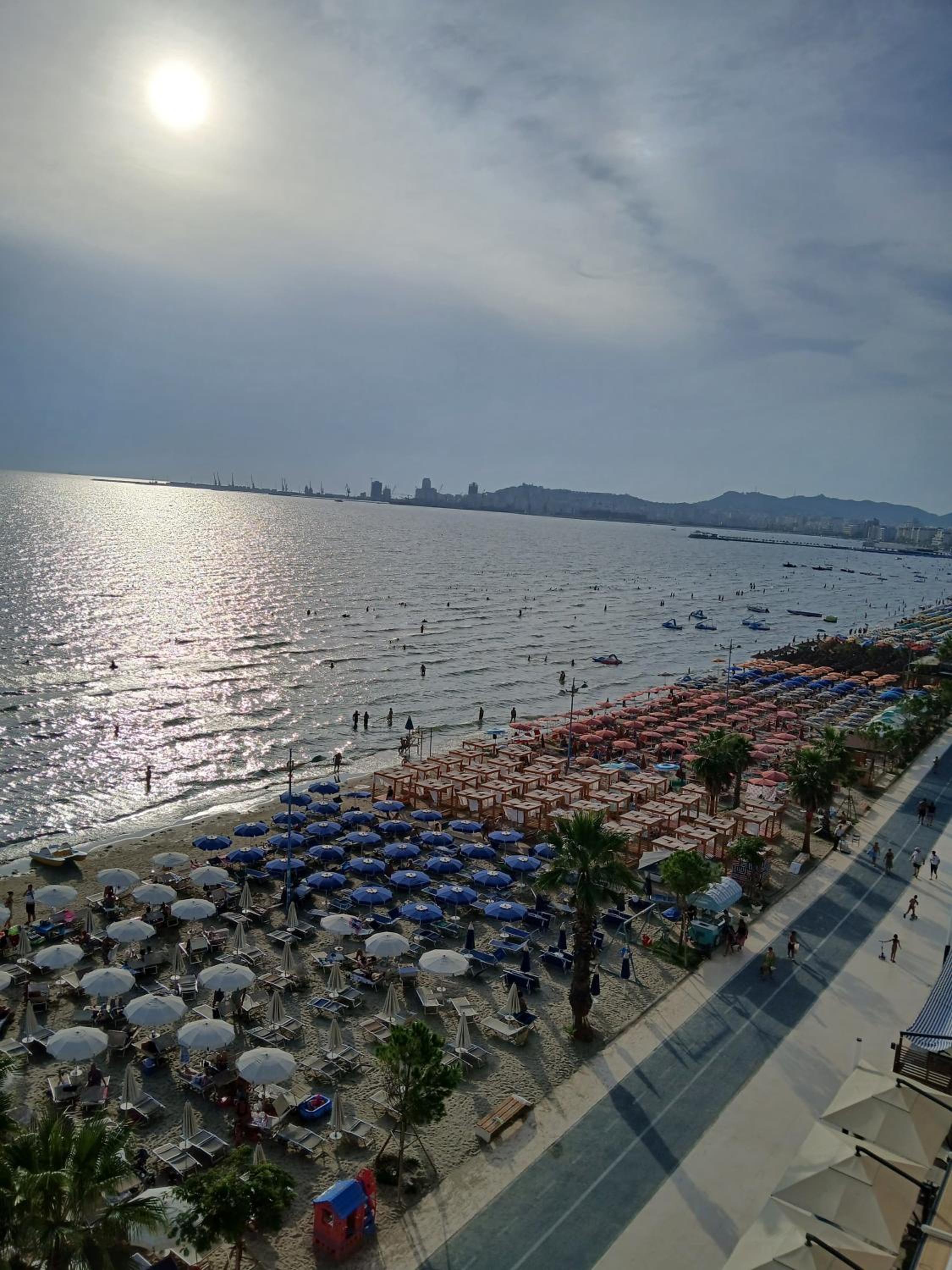 Sun, Sea and Serenity - Beachfront Apt with Sunset Views and Soothing Waves