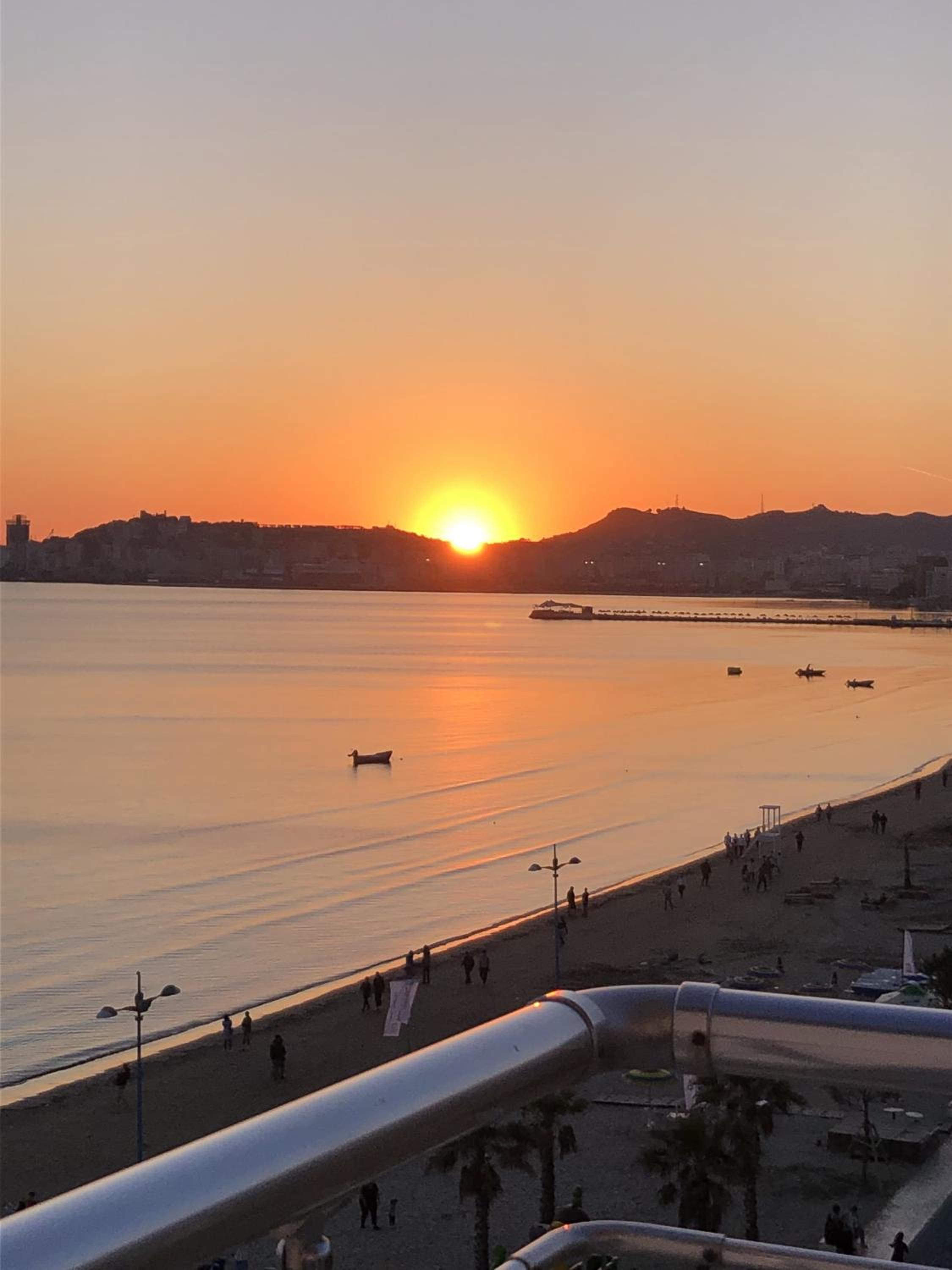 Sun, Sea and Serenity - Beachfront Apt with Sunset Views and Soothing Waves
