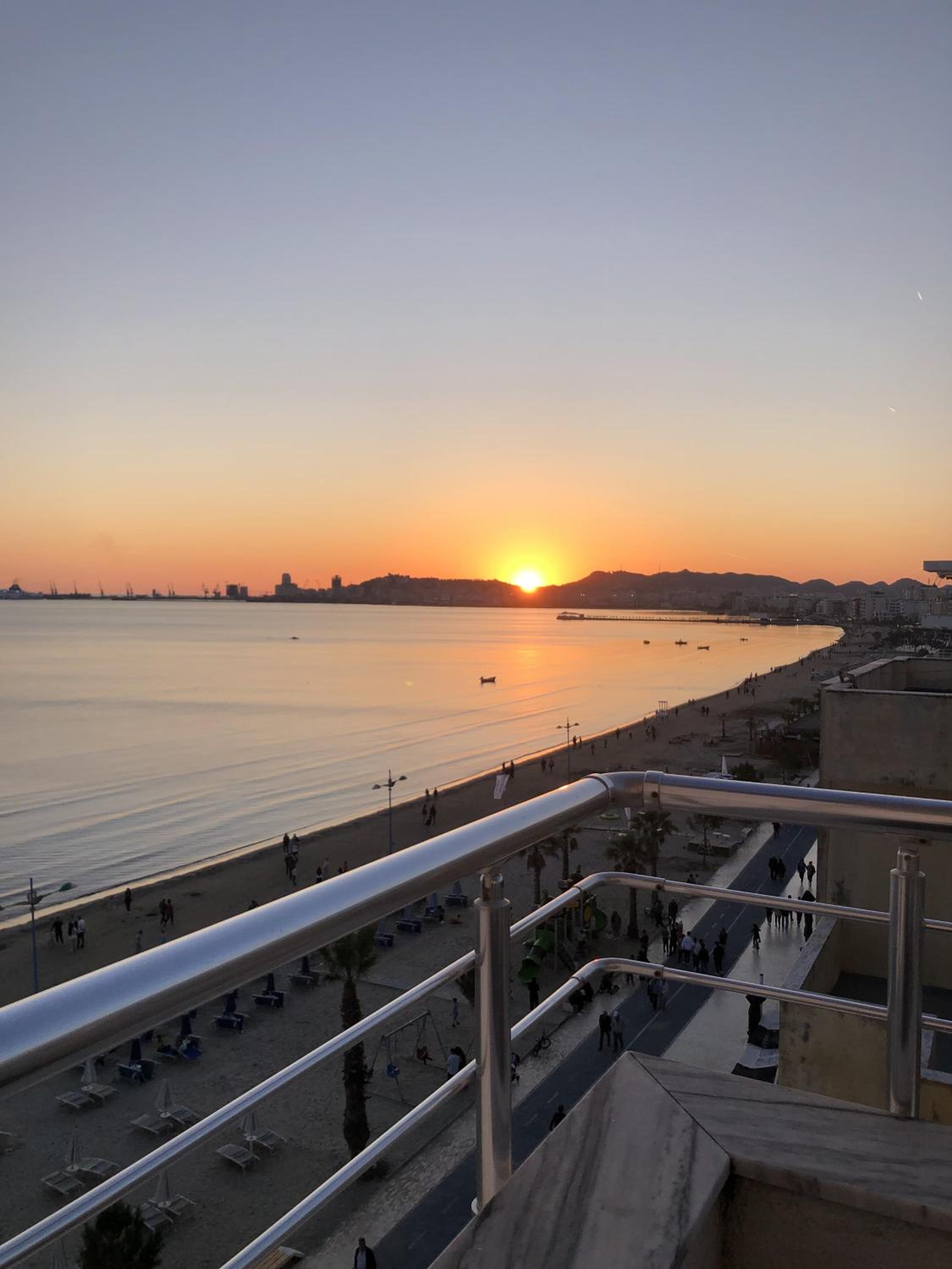 Sun, Sea and Serenity - Beachfront Apt with Sunset Views and Soothing Waves