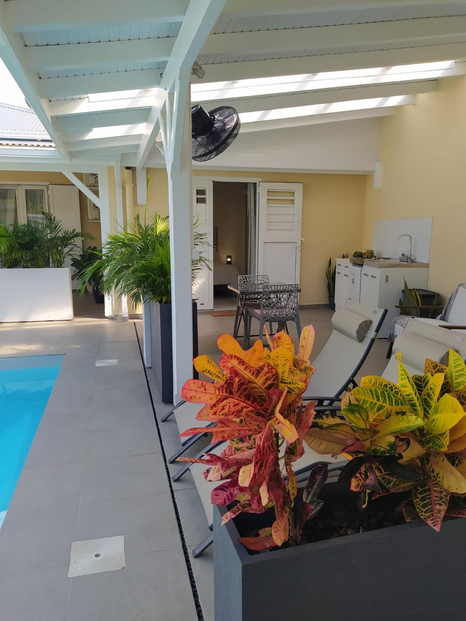 Villa Créoléna - Chambres d'hôtes avec piscine - option kitchenette - proche plage - calme absolu - Nord Grande-Terre