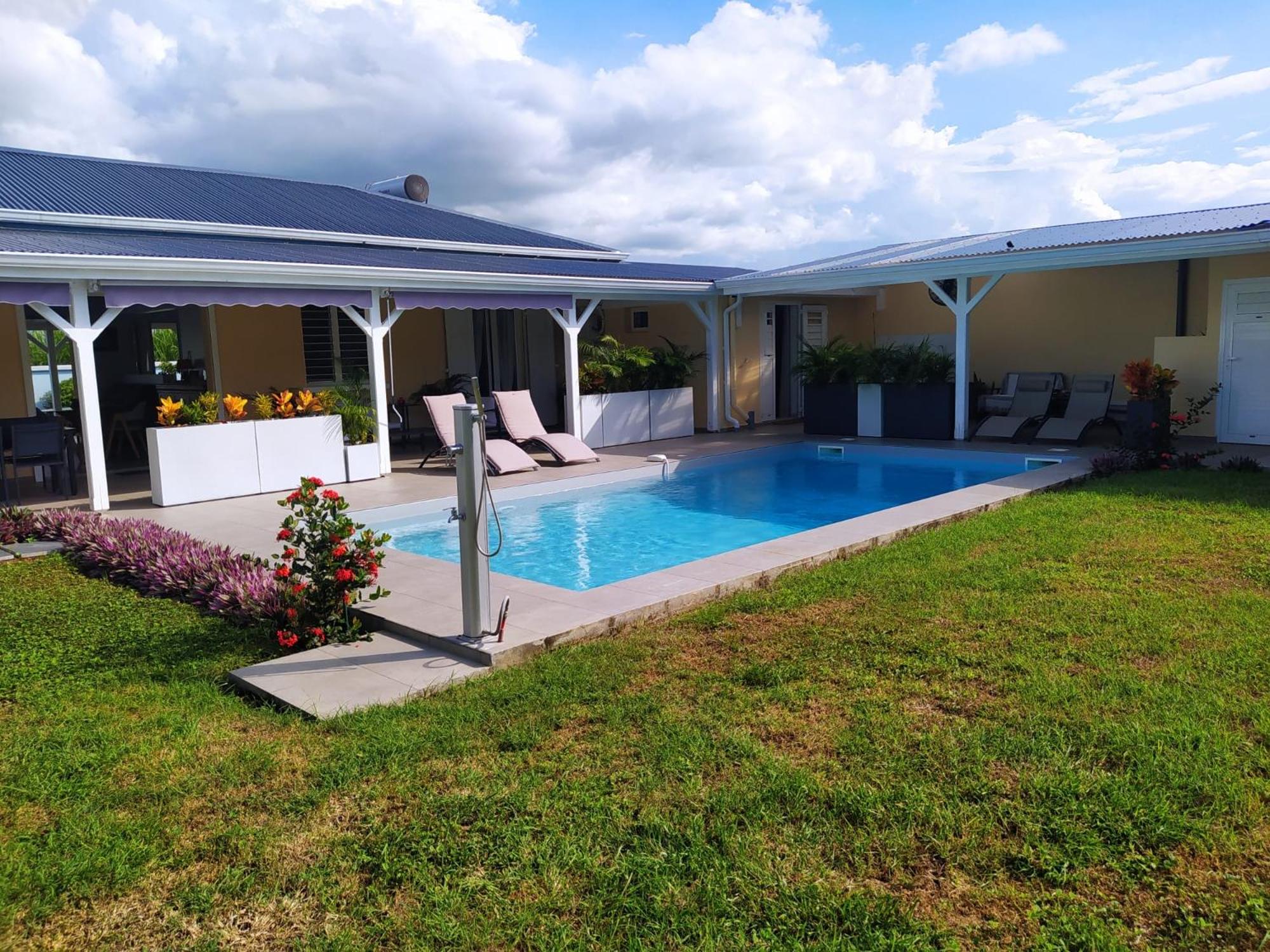 Villa Créoléna - Chambres d'hôtes avec piscine - option kitchenette - proche plage - calme absolu - Nord Grande-Terre