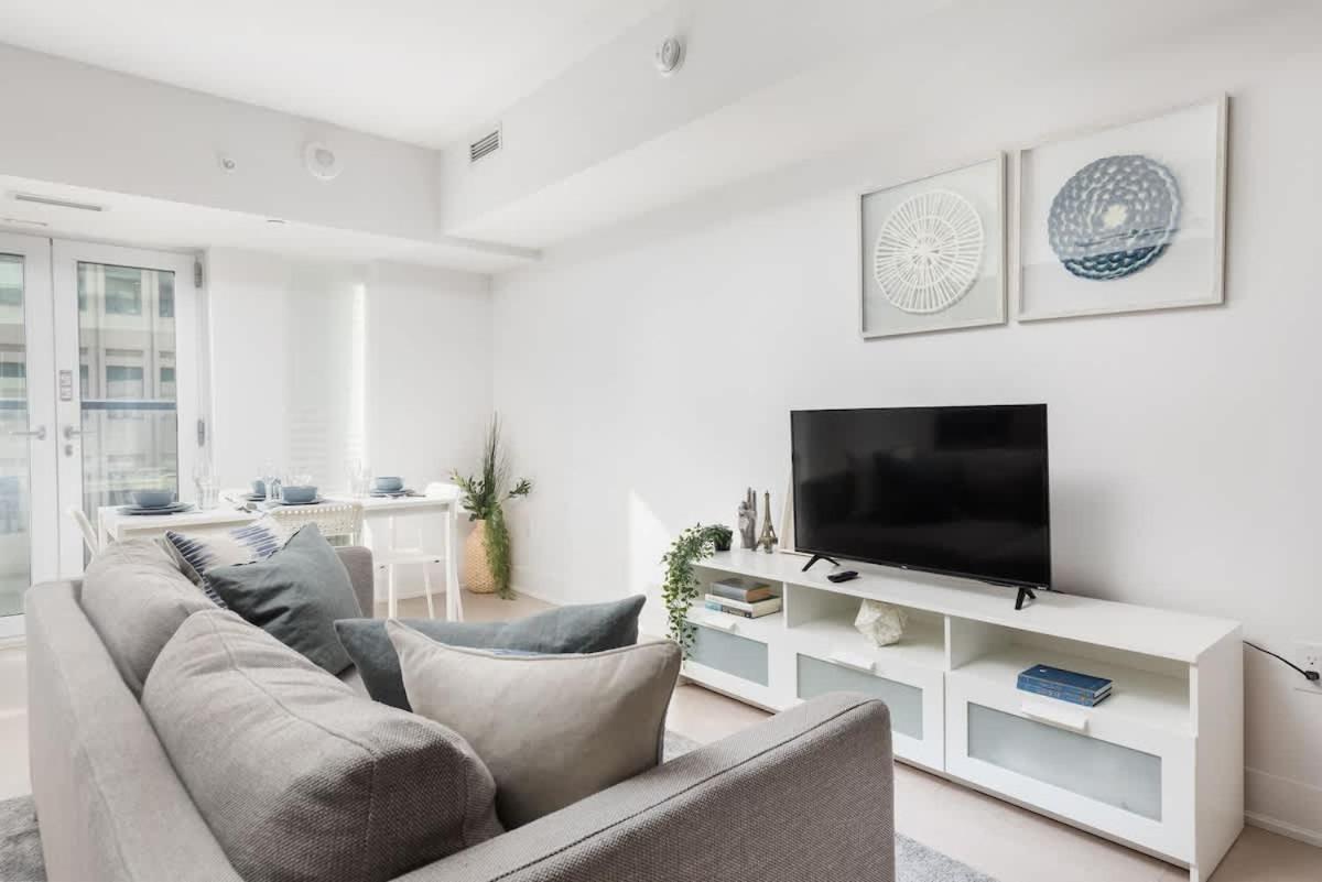 Practical Condo Downtown 3 Beds UofT