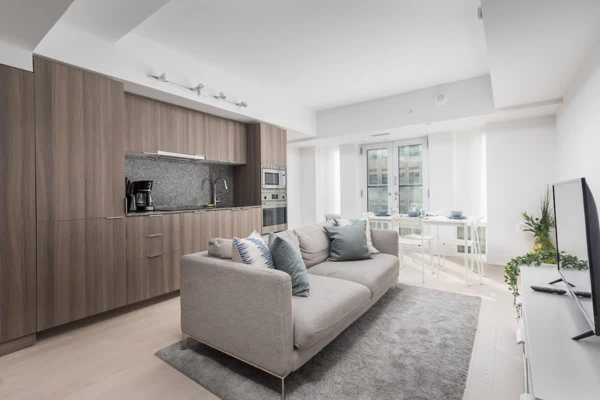 Practical Condo Downtown 3 Beds UofT