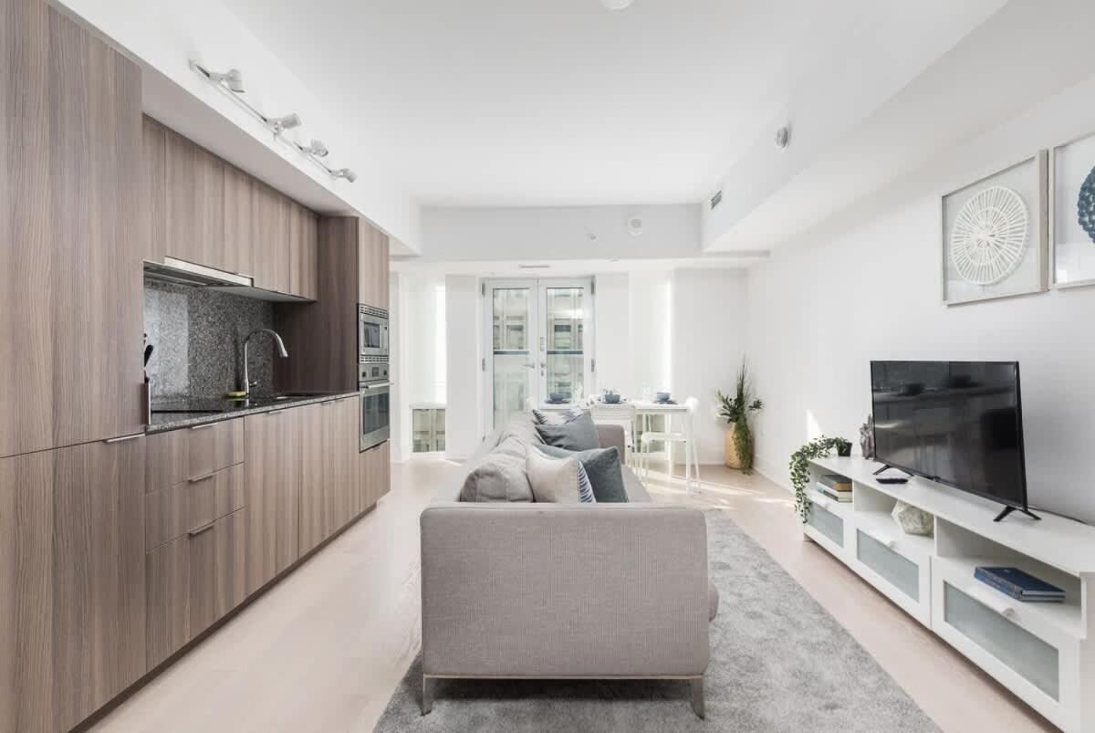 Practical Condo Downtown 3 Beds UofT