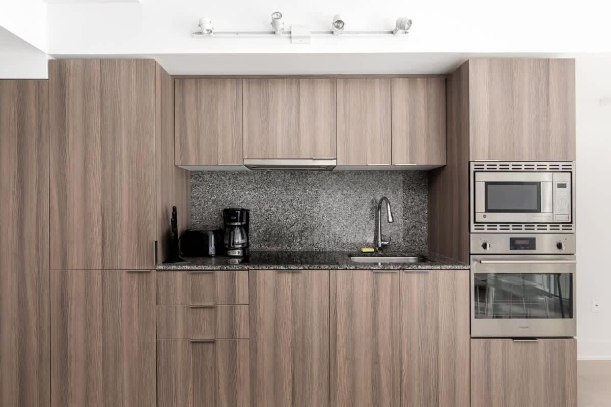 Practical Condo Downtown 3 Beds UofT