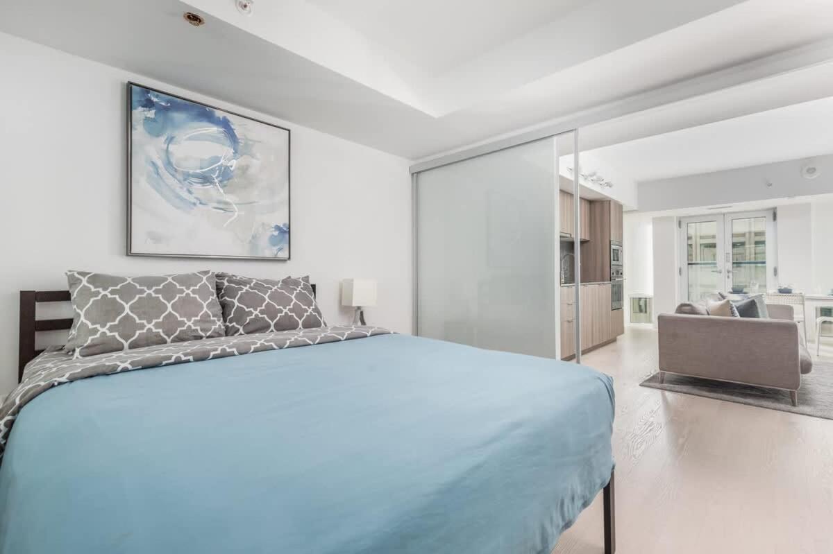 Practical Condo Downtown 3 Beds UofT