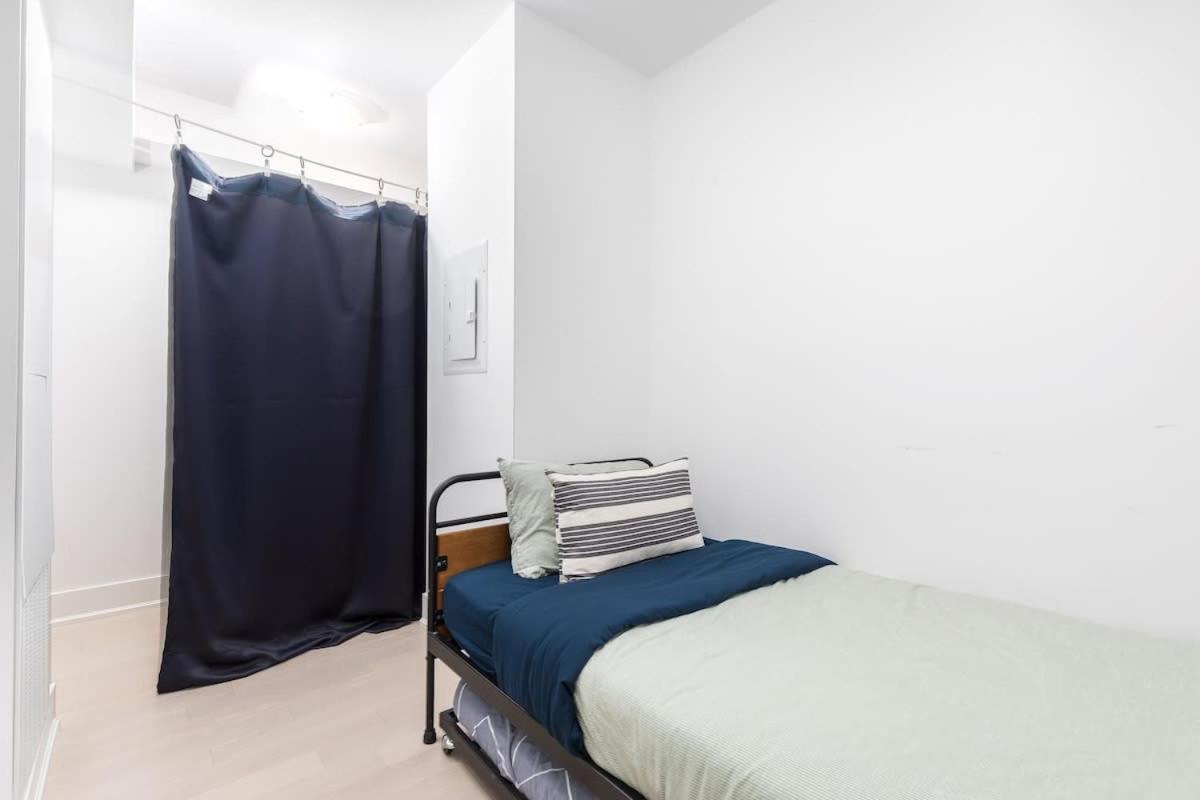 Practical Condo Downtown 3 Beds UofT