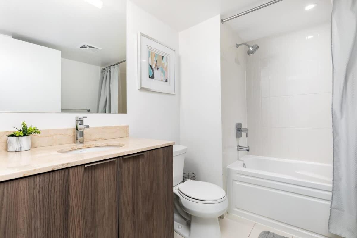 Practical Condo Downtown 3 Beds UofT
