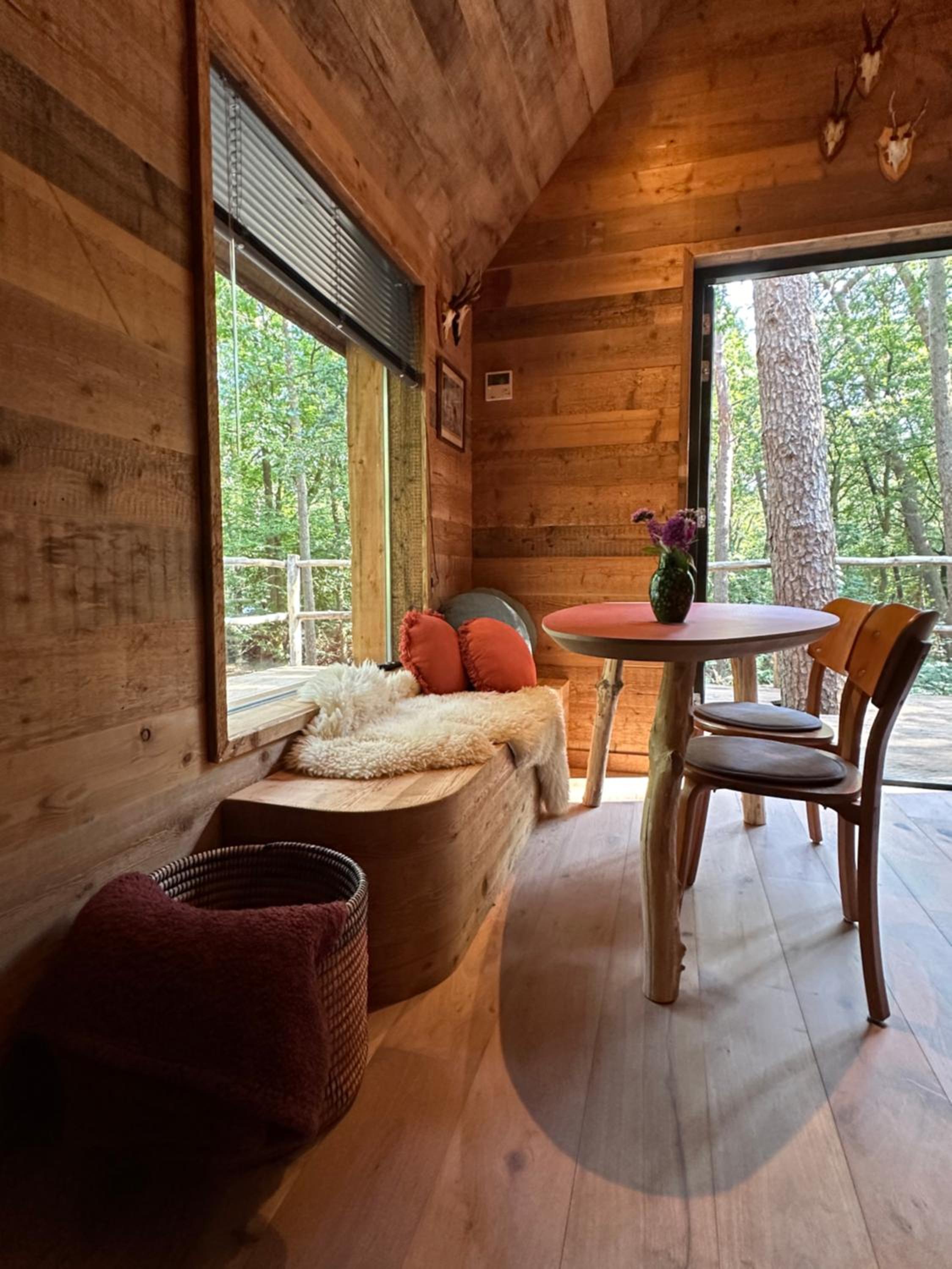 Unieke boomhutten met hot tub door Bed en Boshuisjes