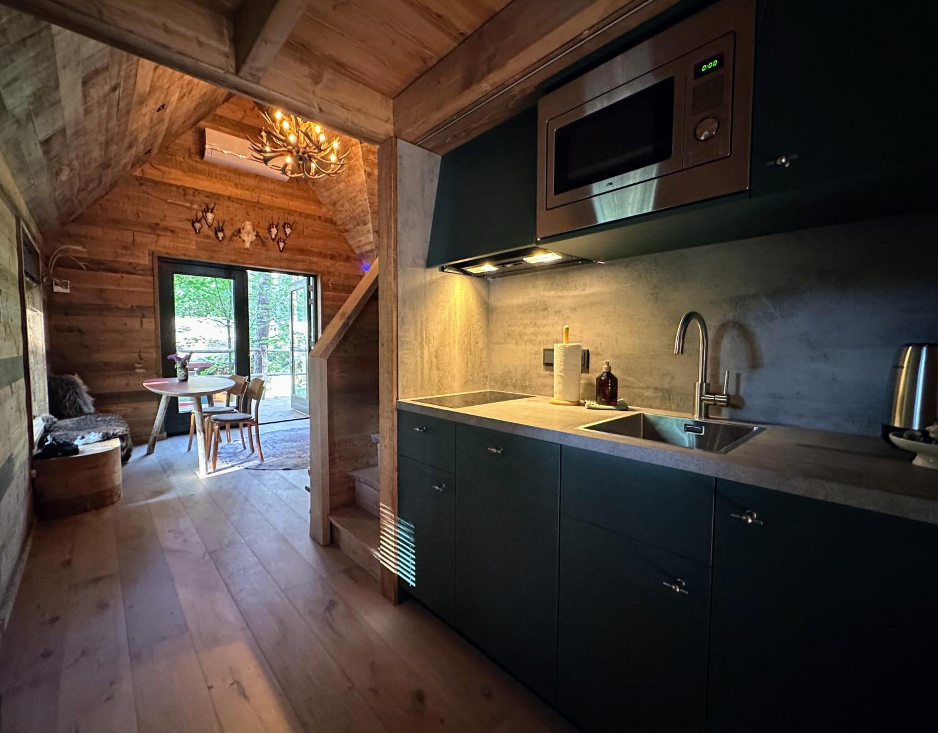 Unieke boomhutten met hot tub door Bed en Boshuisjes