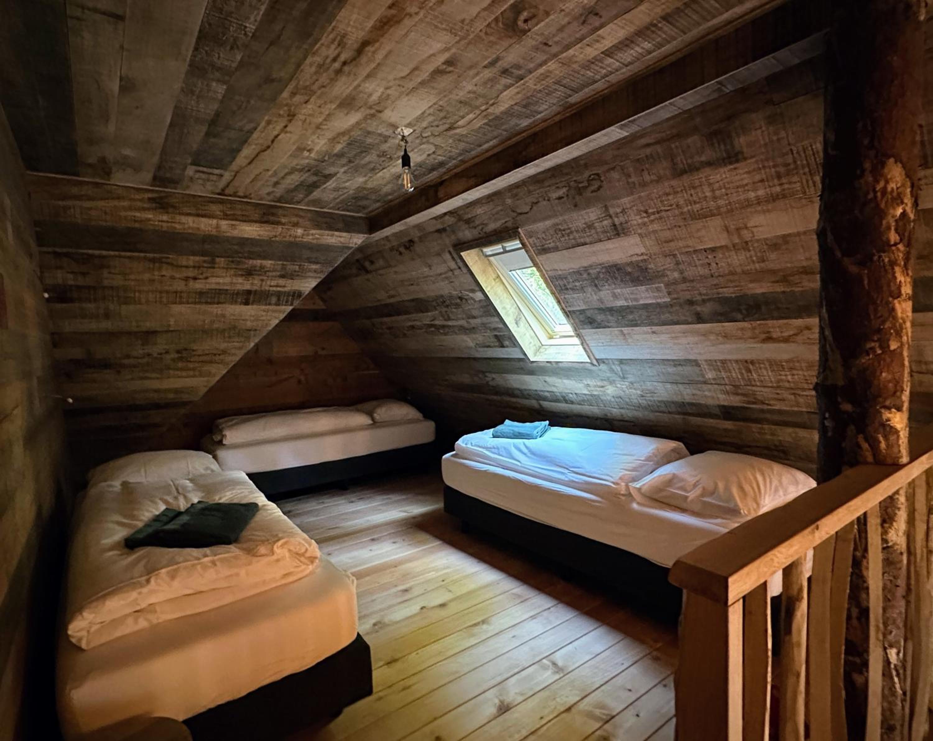 Unieke boomhutten met hot tub door Bed en Boshuisjes