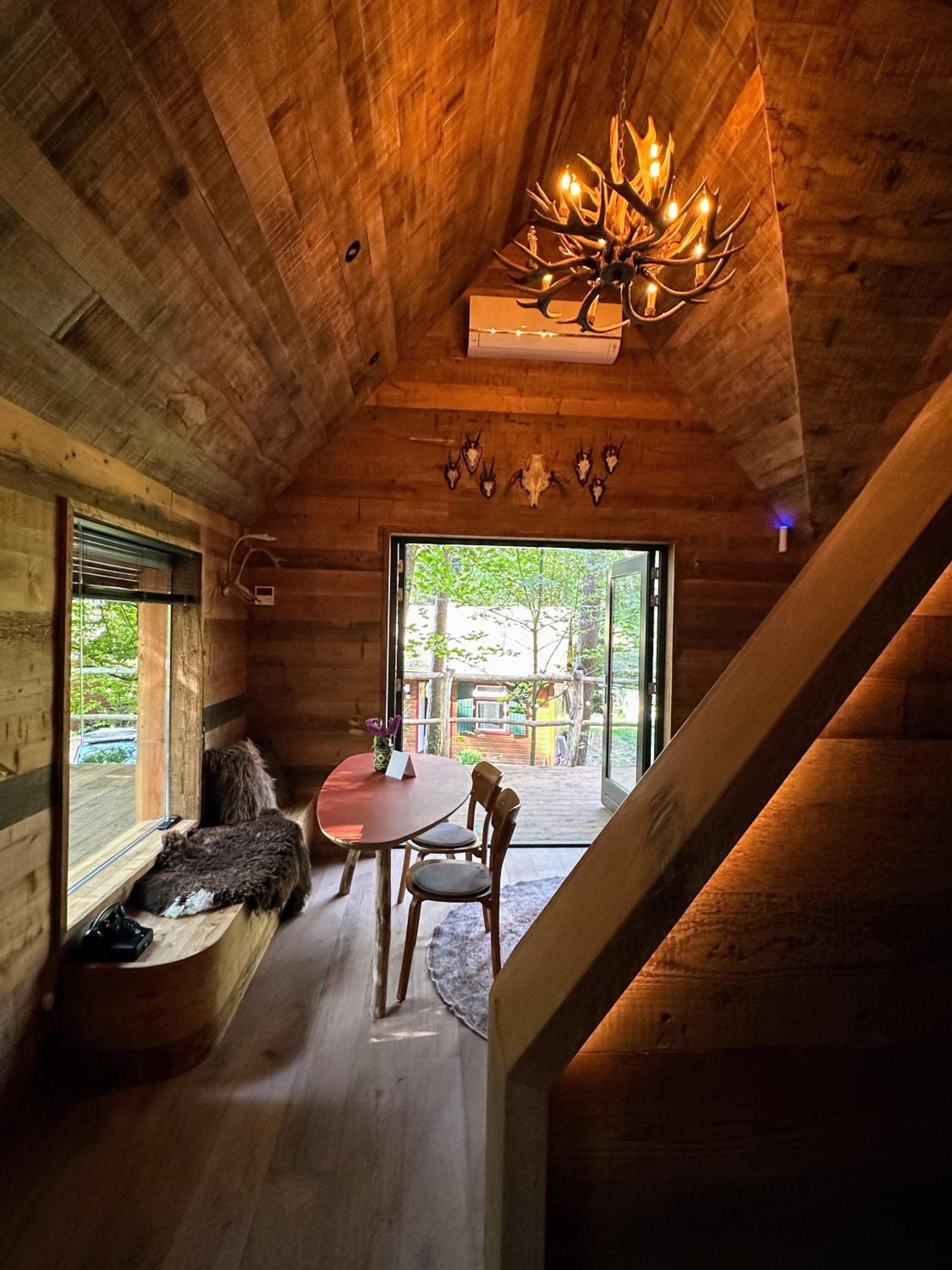 Unieke boomhutten met hot tub door Bed en Boshuisjes