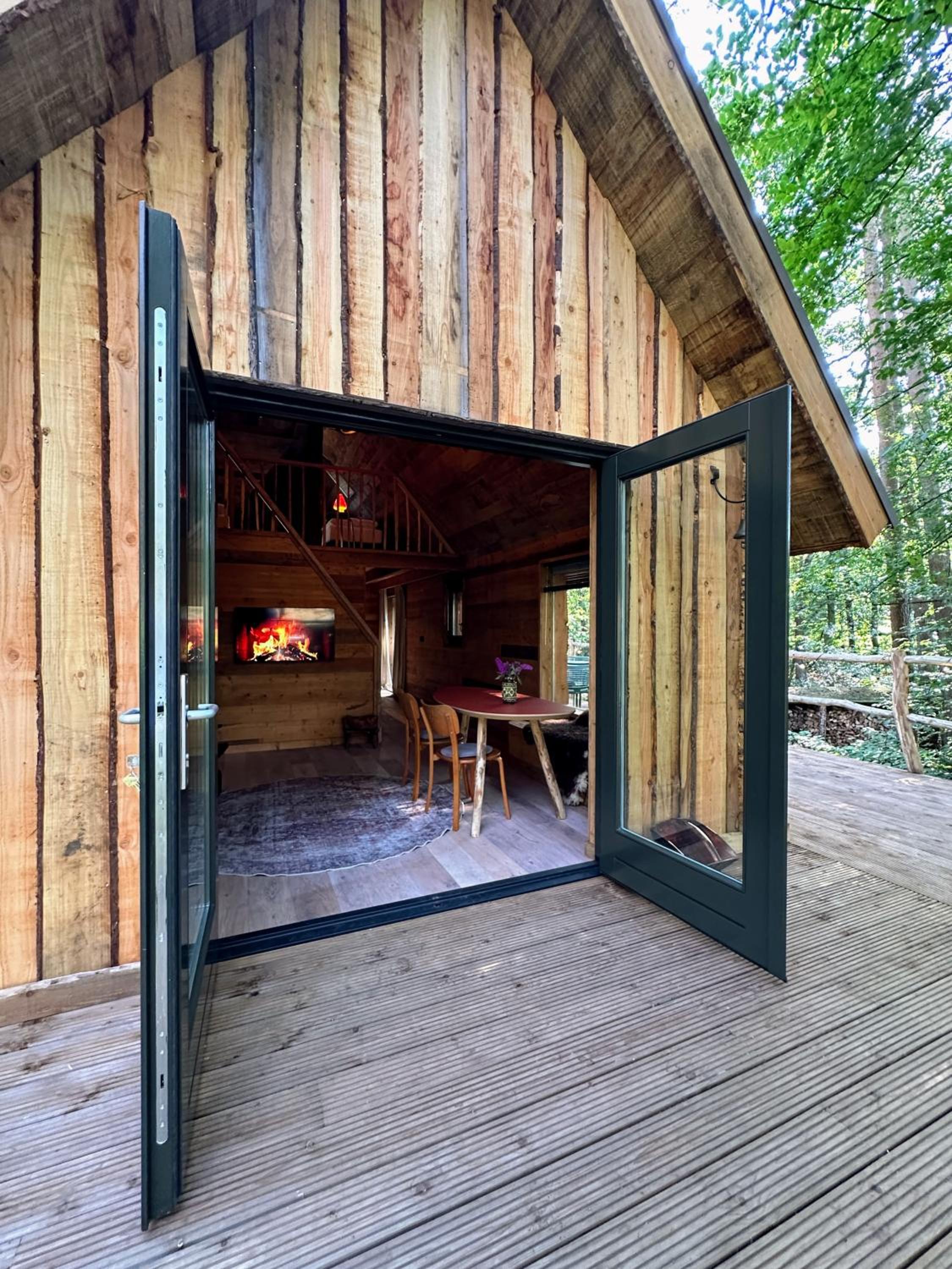 Unieke boomhutten met hot tub door Bed en Boshuisjes