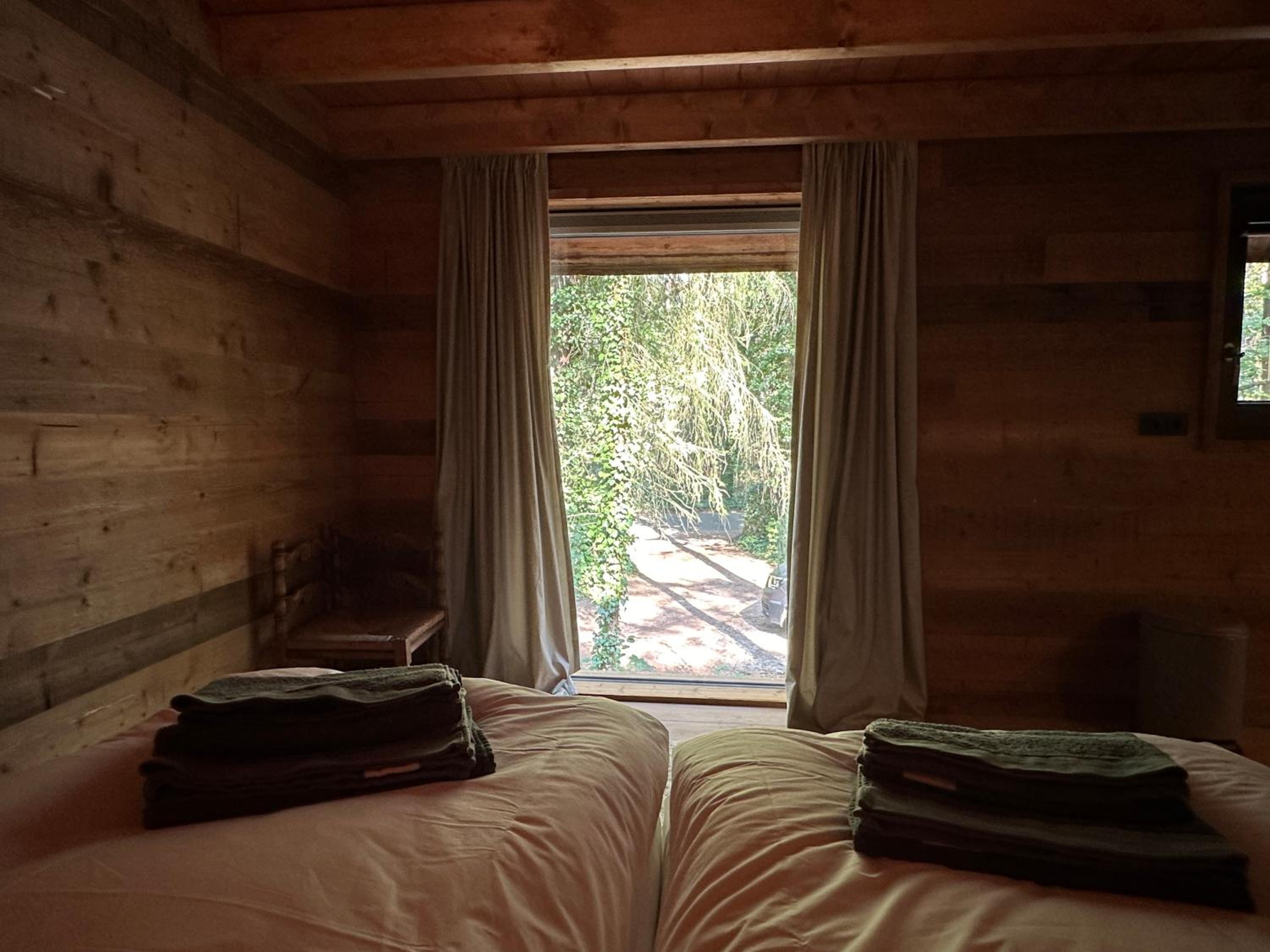 Unieke boomhutten met hot tub door Bed en Boshuisjes