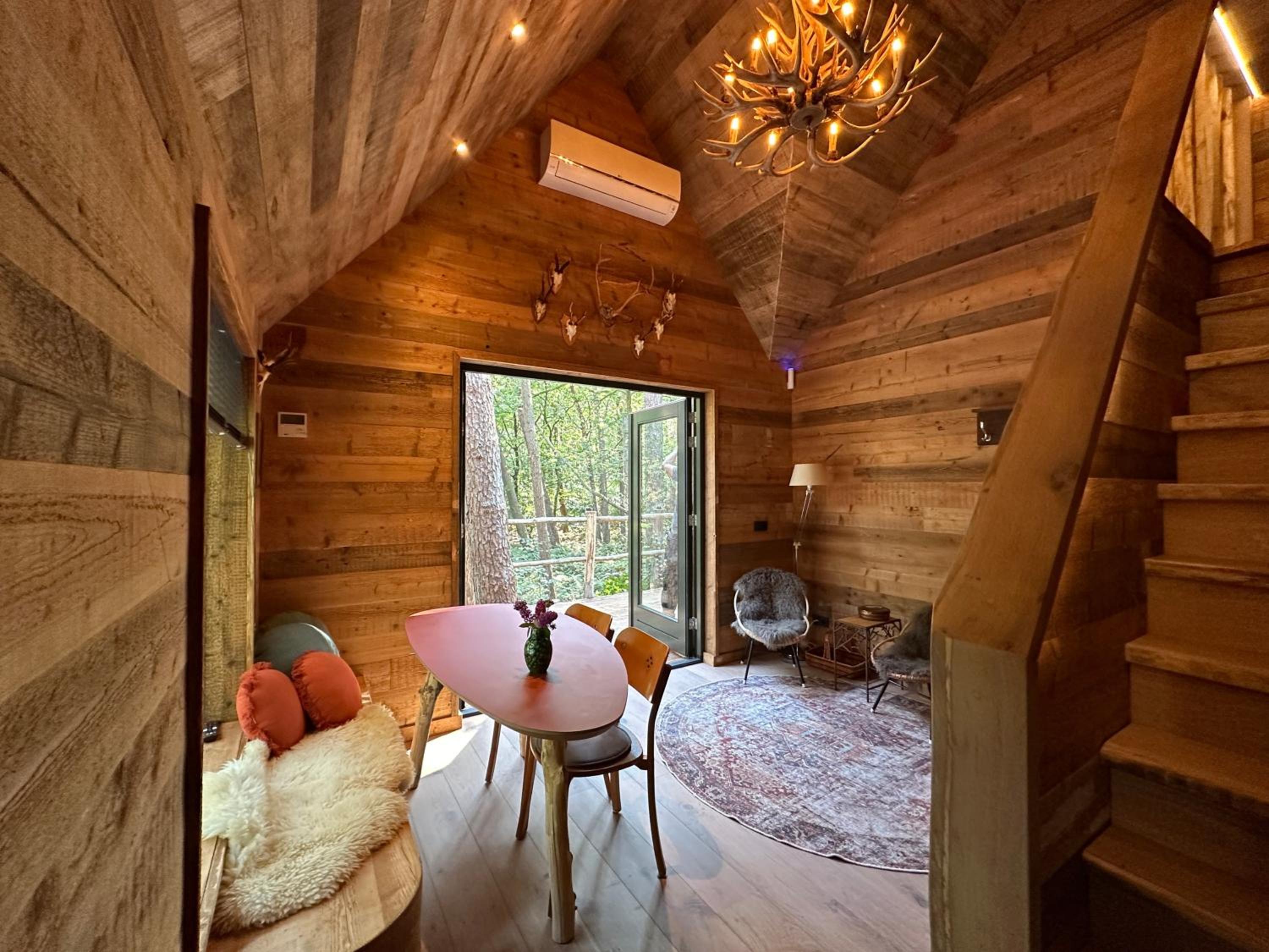 Unieke boomhutten met hot tub door Bed en Boshuisjes