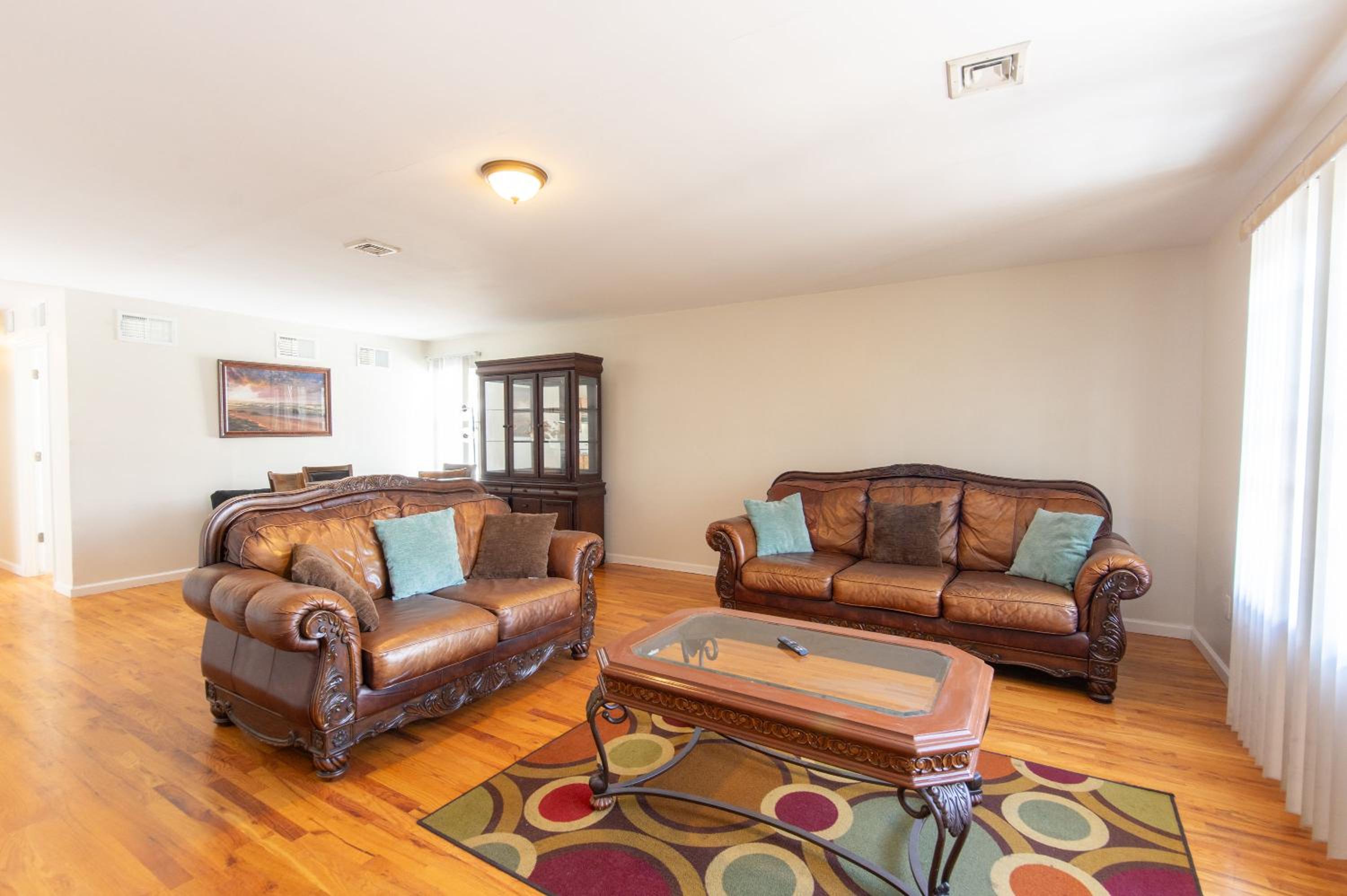 4 Bedroom-Airport Convient