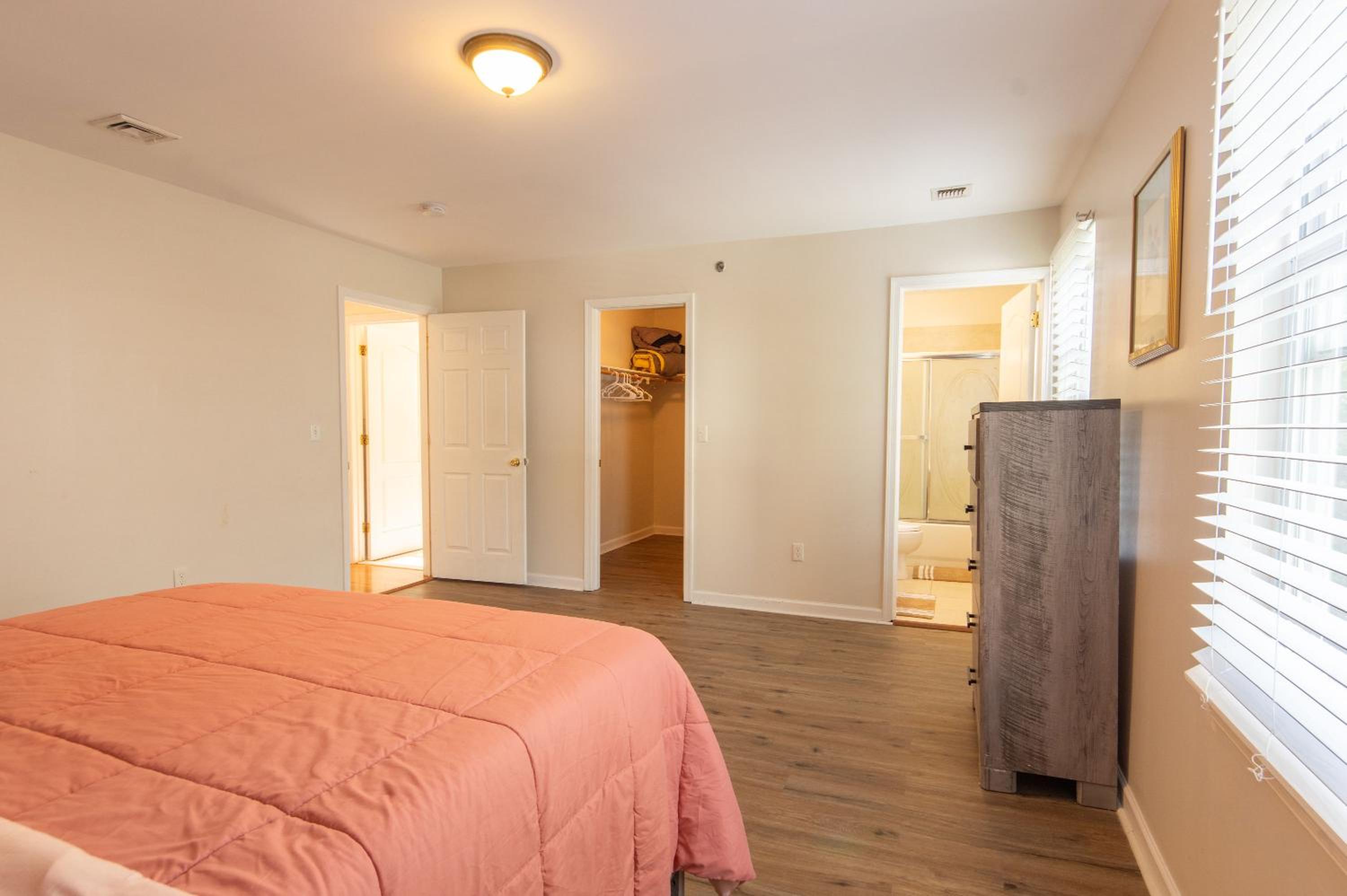 4 Bedroom-Airport Convient