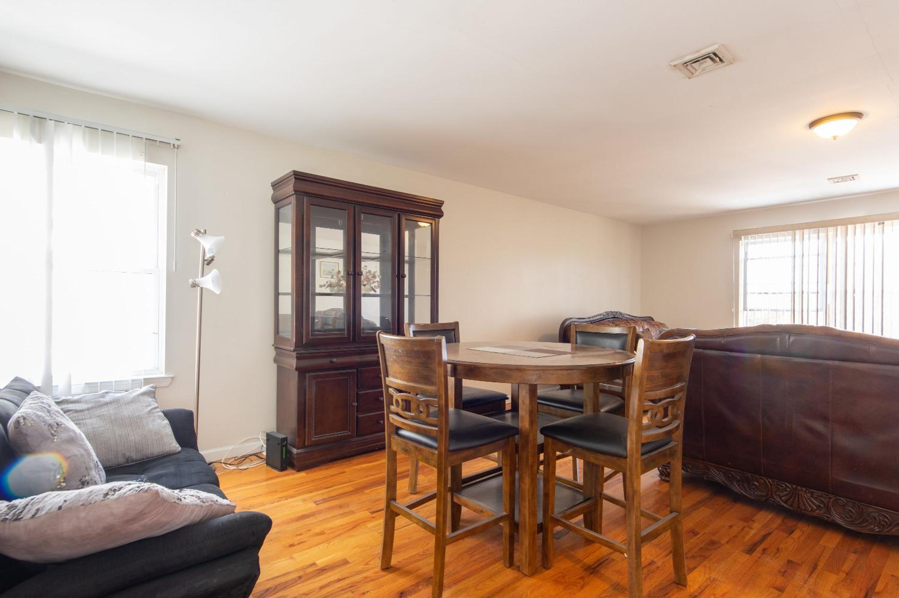 4 Bedroom-Airport Convient