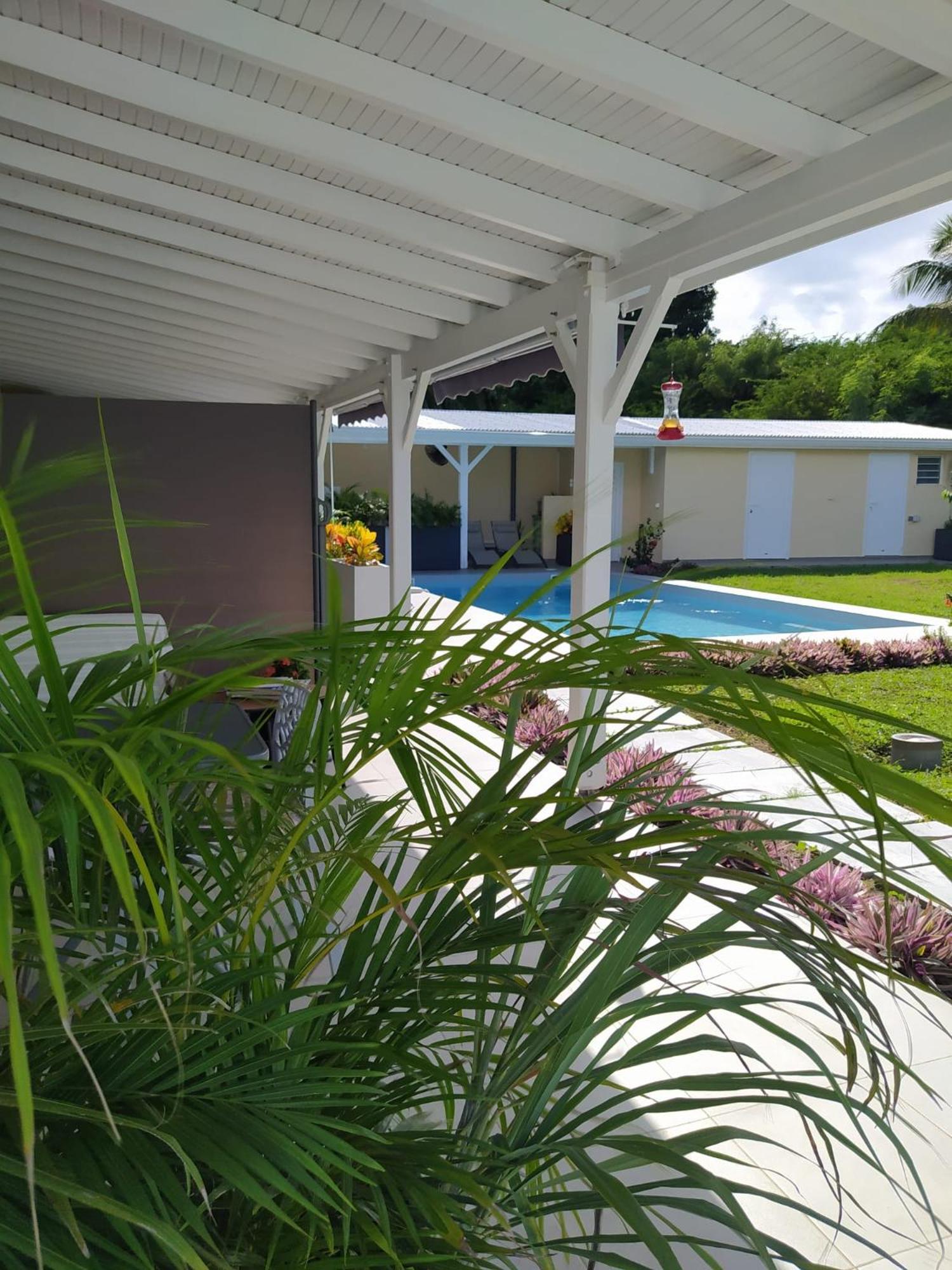 Villa Créoléna - Chambres d'hôtes avec piscine - option kitchenette - proche plage - calme absolu - Nord Grande-Terre