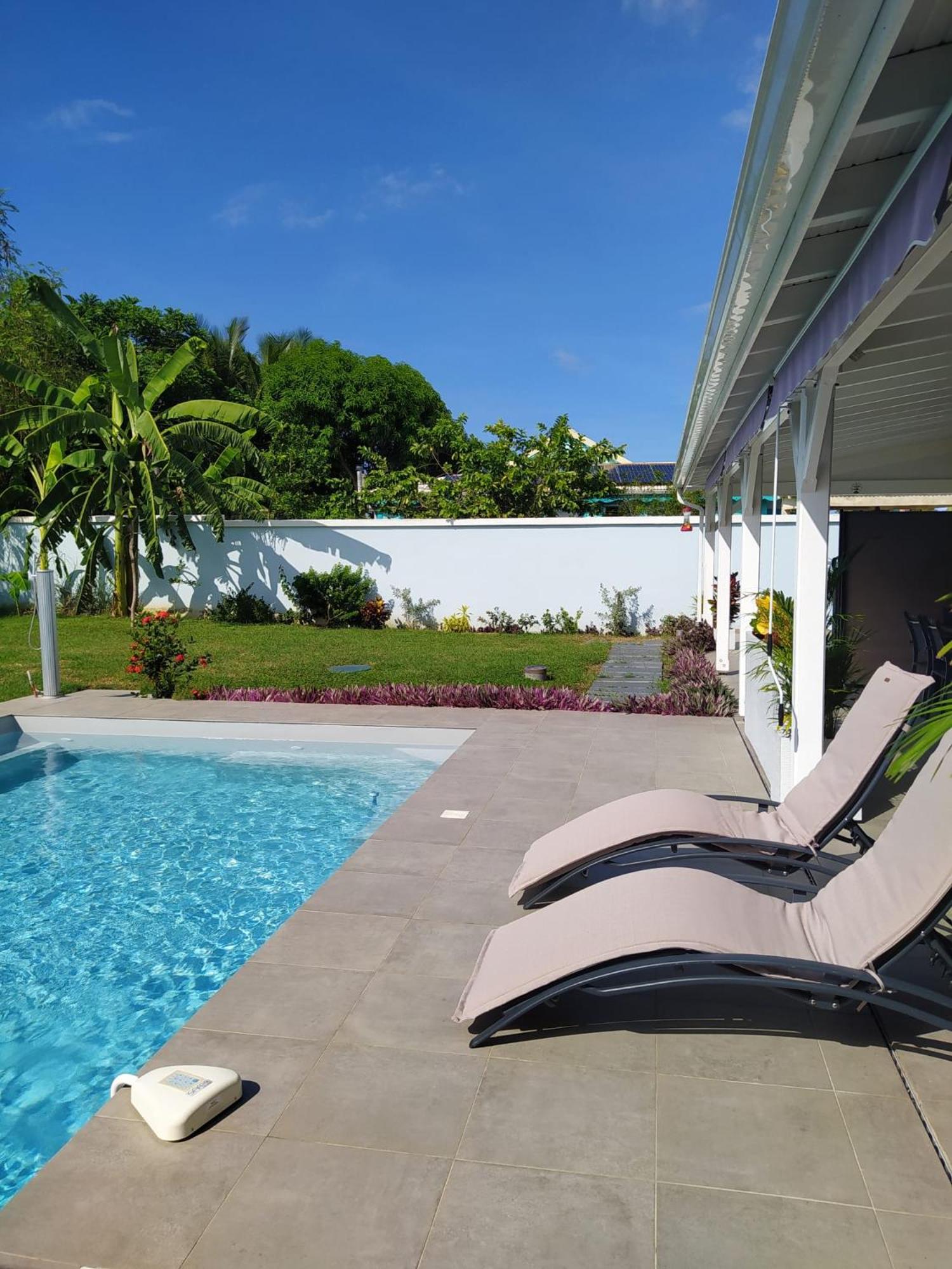 Villa Créoléna - Chambres d'hôtes avec piscine - option kitchenette - proche plage - calme absolu - Nord Grande-Terre