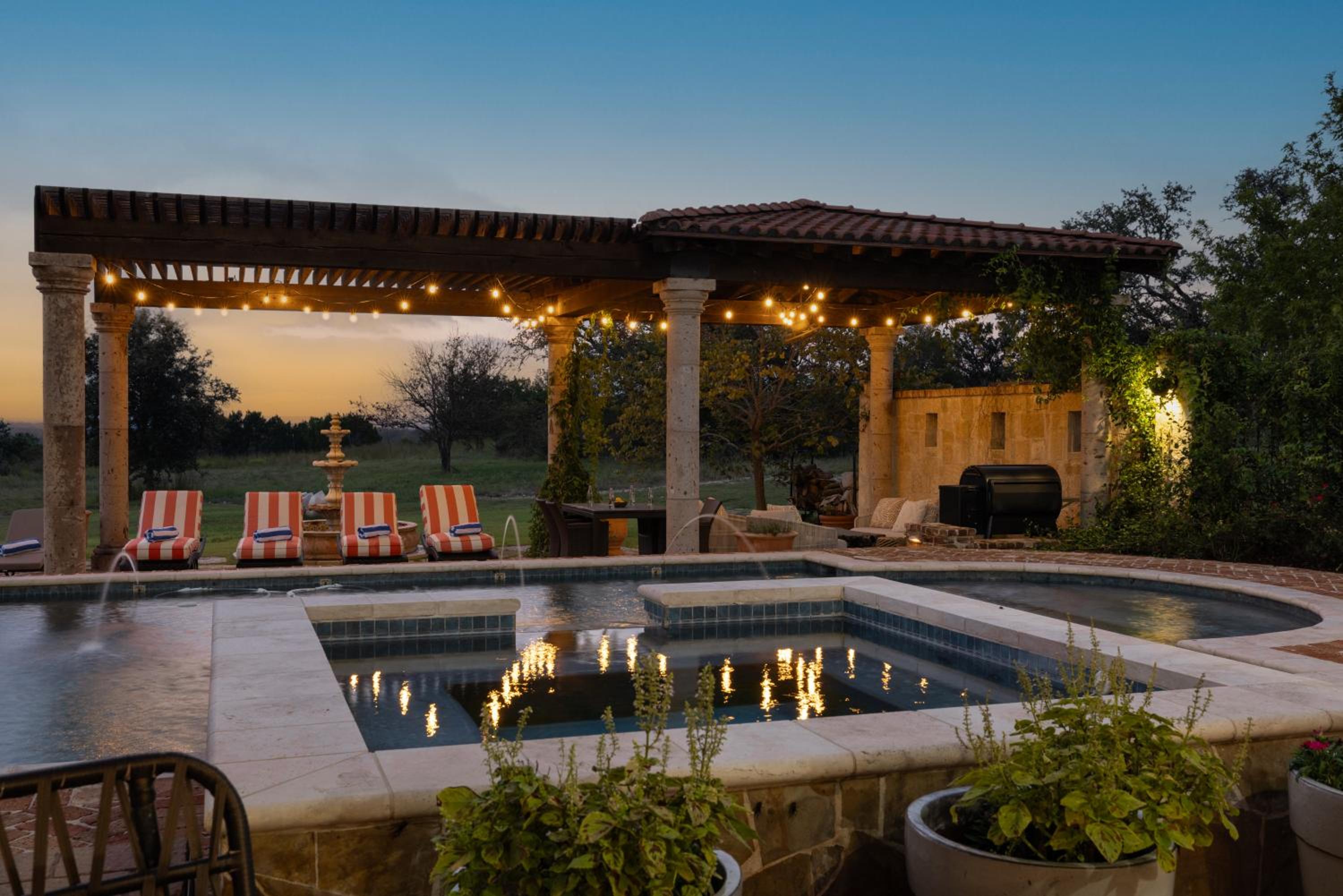 Luxurious Watershaus Ranch - Pool and Hot Tub, Fireplaces, Stunning Views! view 5