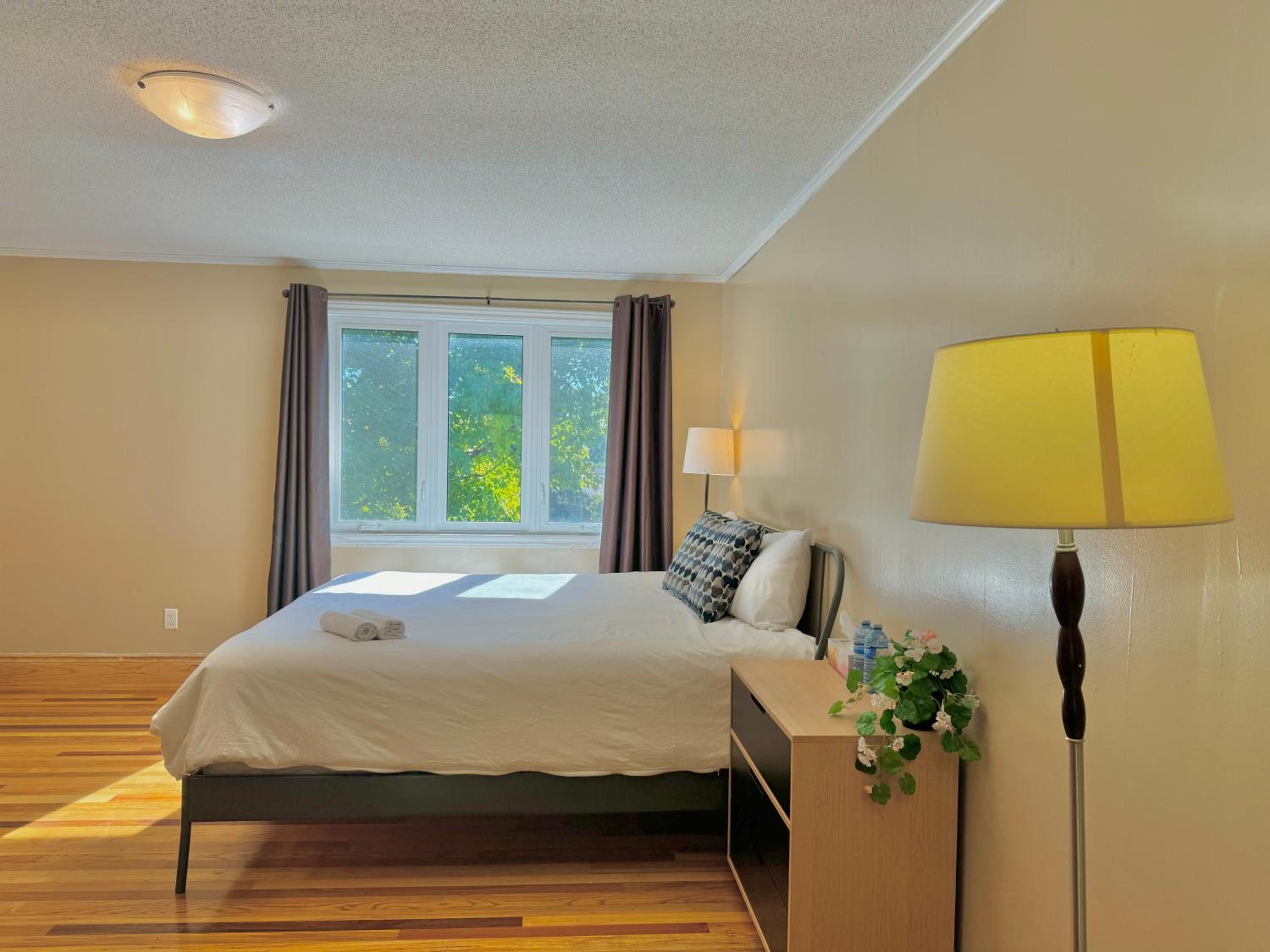 King size bedroom & private bathroom & free parking