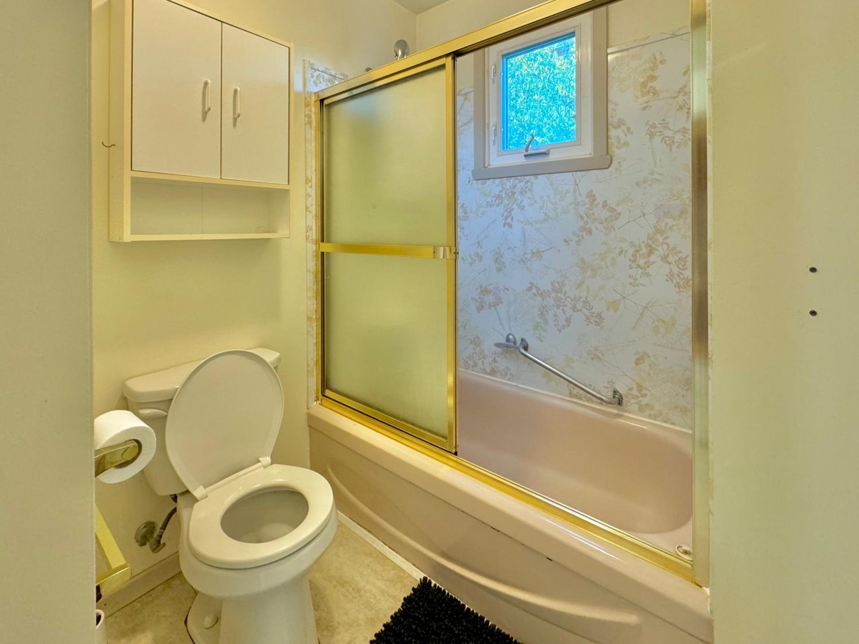 King size bedroom & private bathroom & free parking