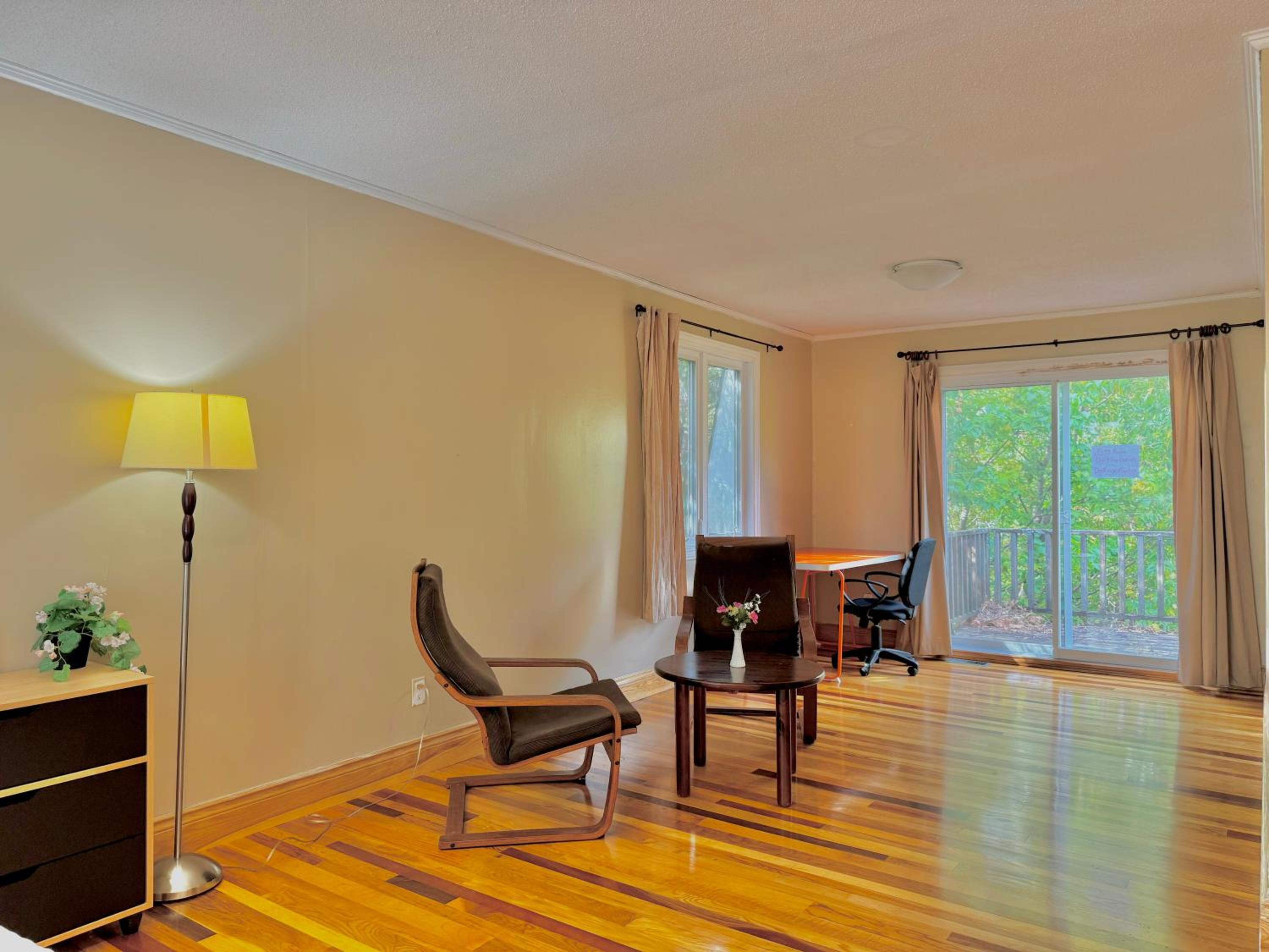 King size bedroom & private bathroom & free parking