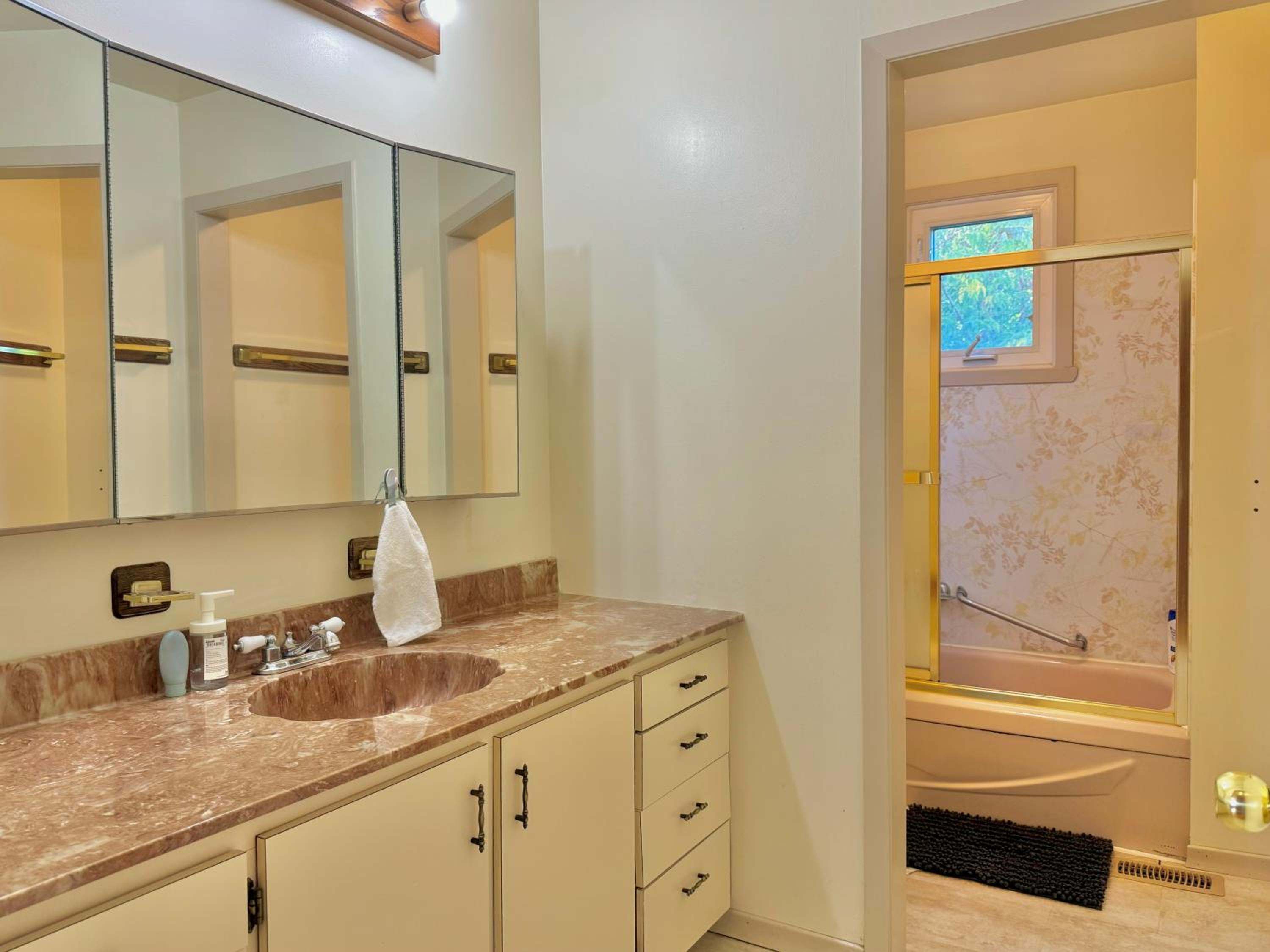 King size bedroom & private bathroom & free parking