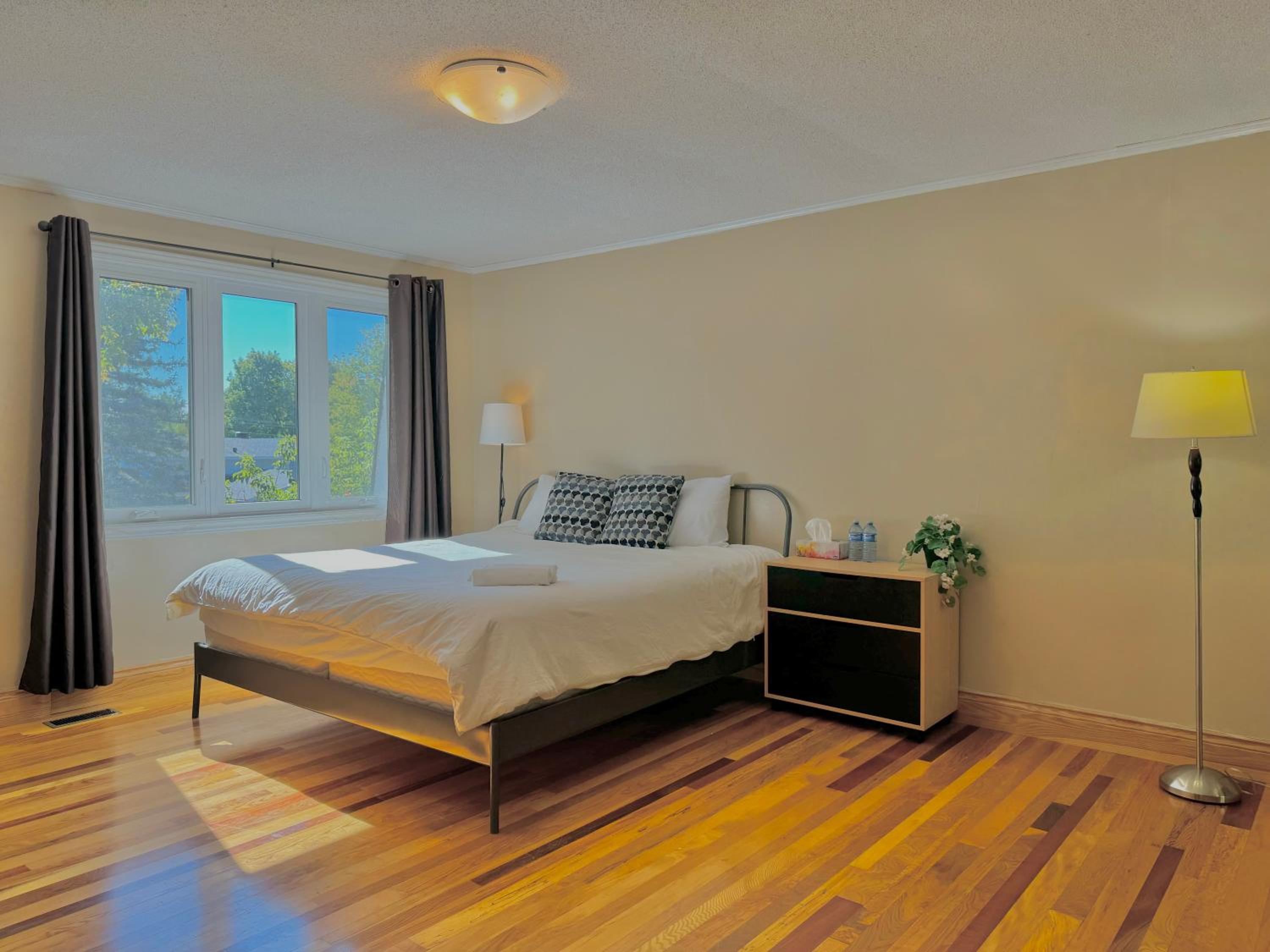 King size bedroom & private bathroom & free parking