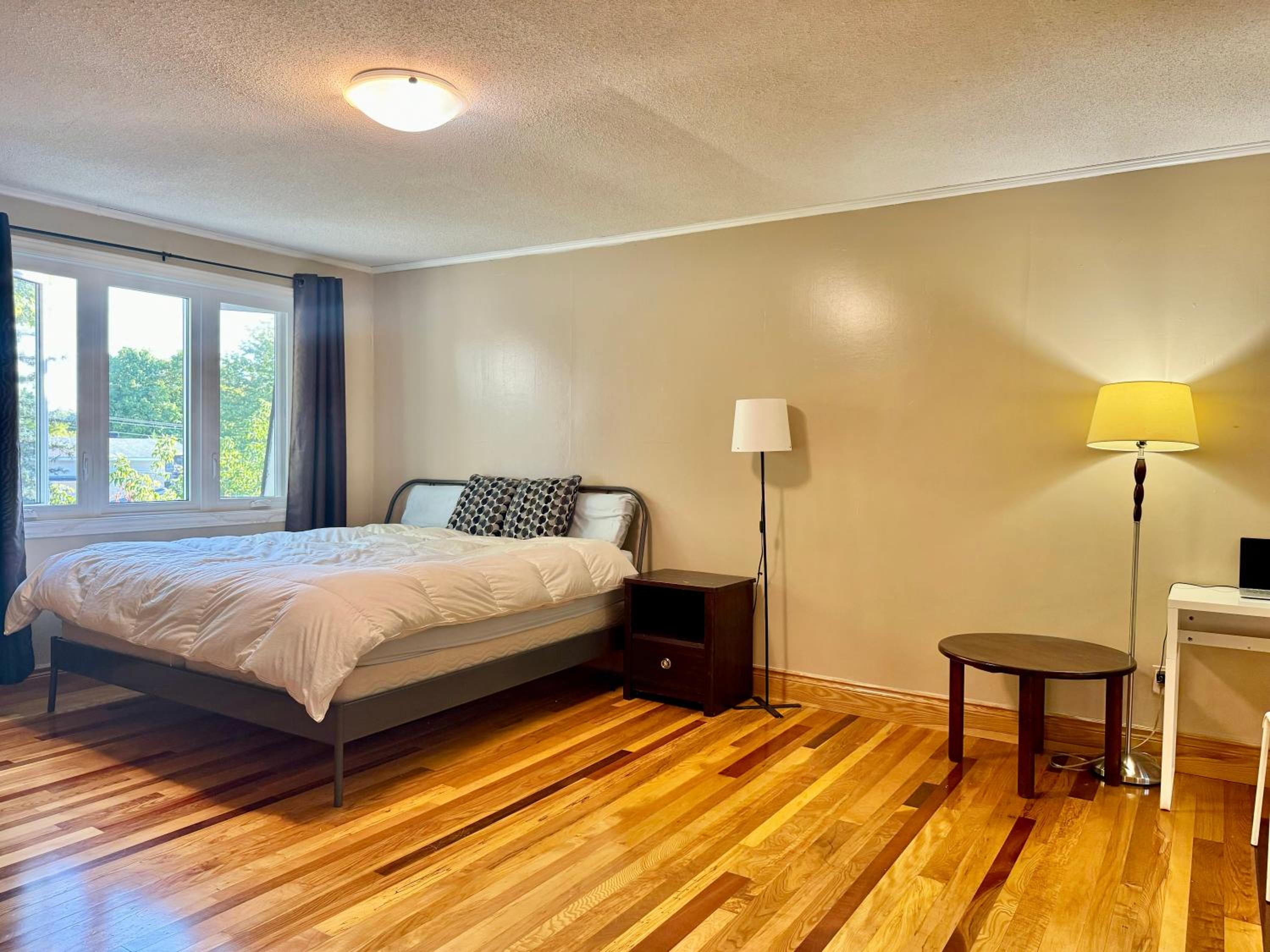 King size bedroom & private bathroom & free parking