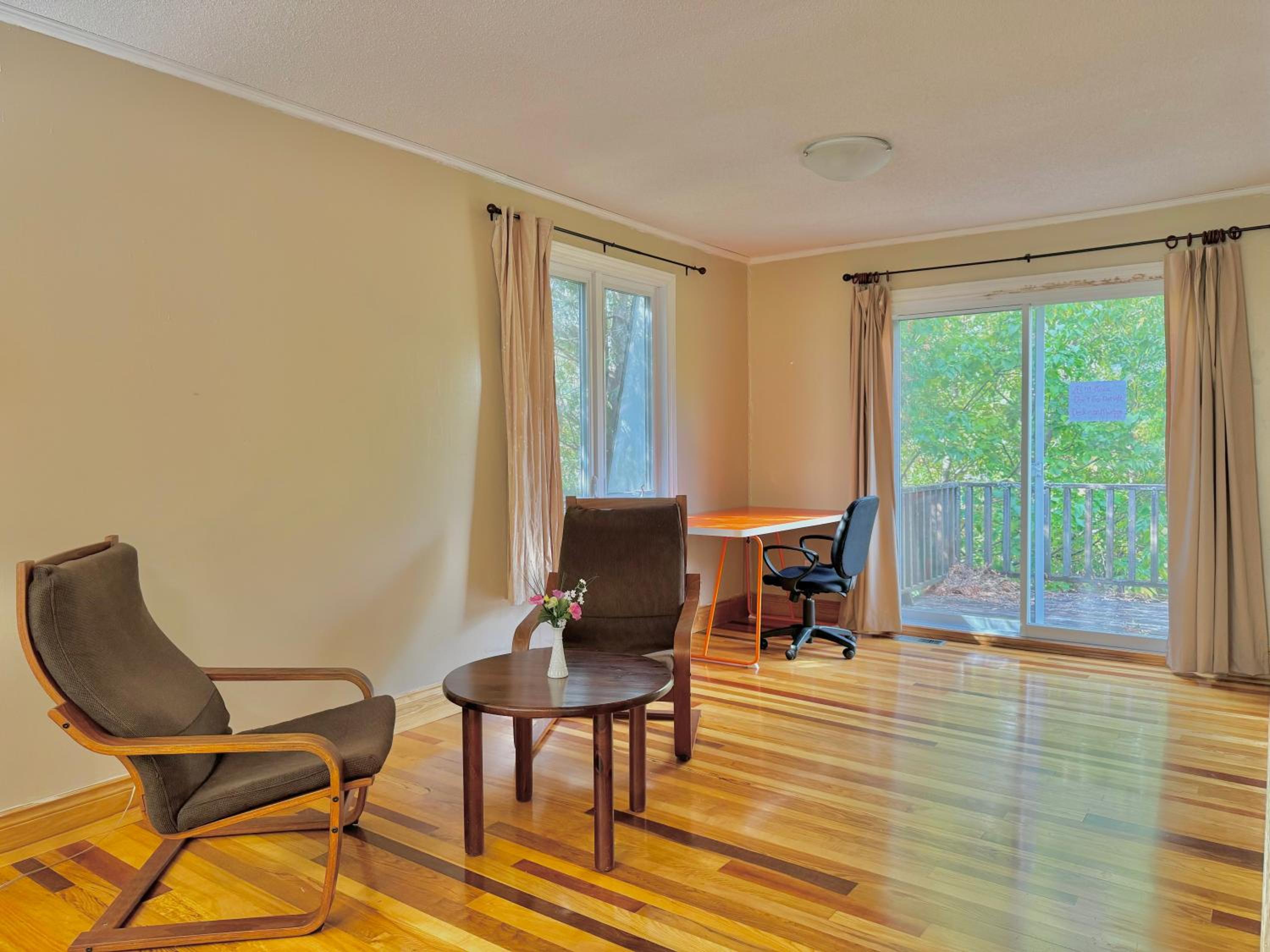 King size bedroom & private bathroom & free parking