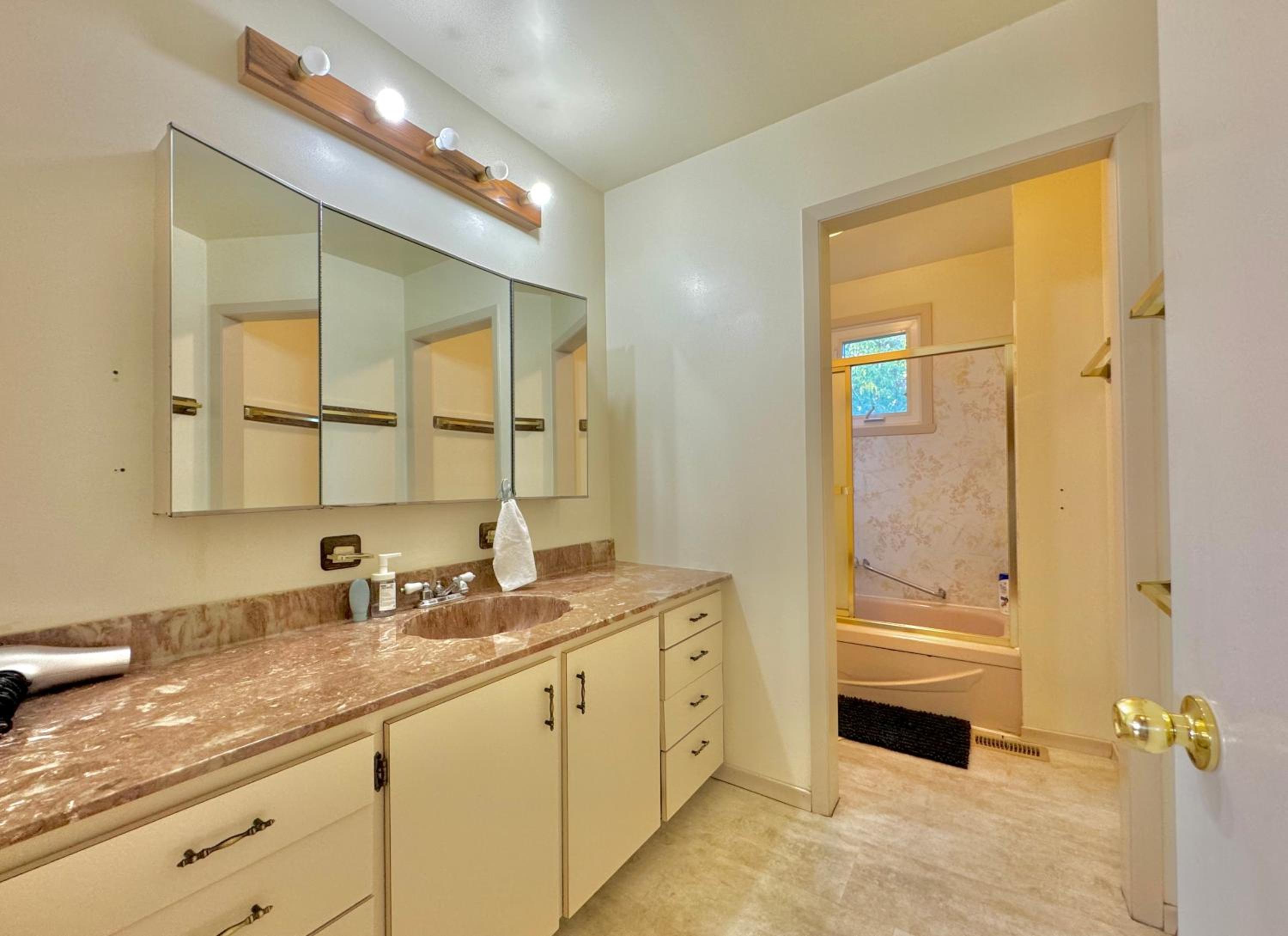 King size bedroom & private bathroom & free parking
