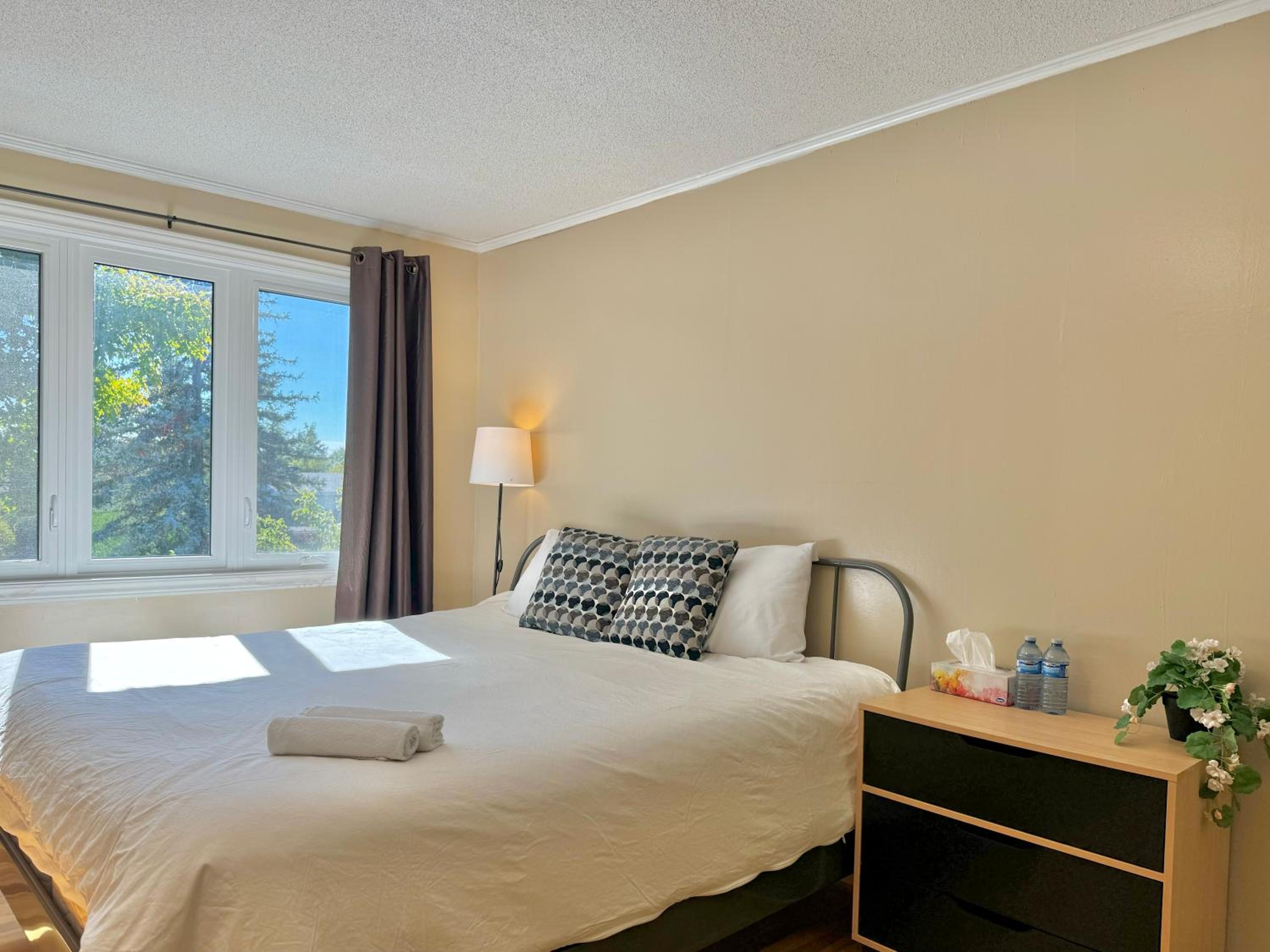 King size bedroom & private bathroom & free parking