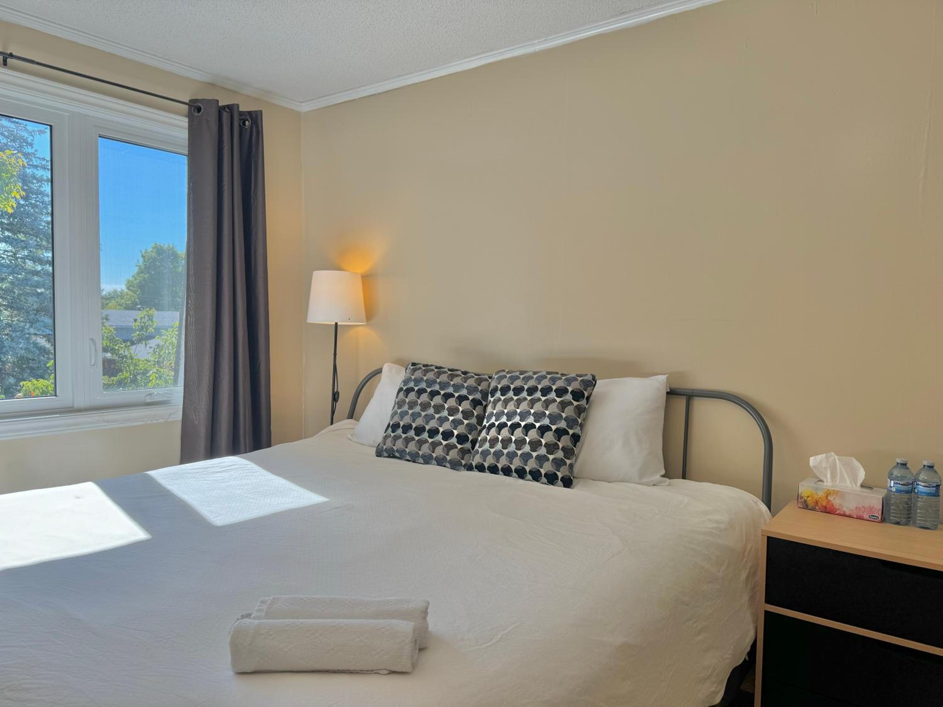 King size bedroom & private bathroom & free parking