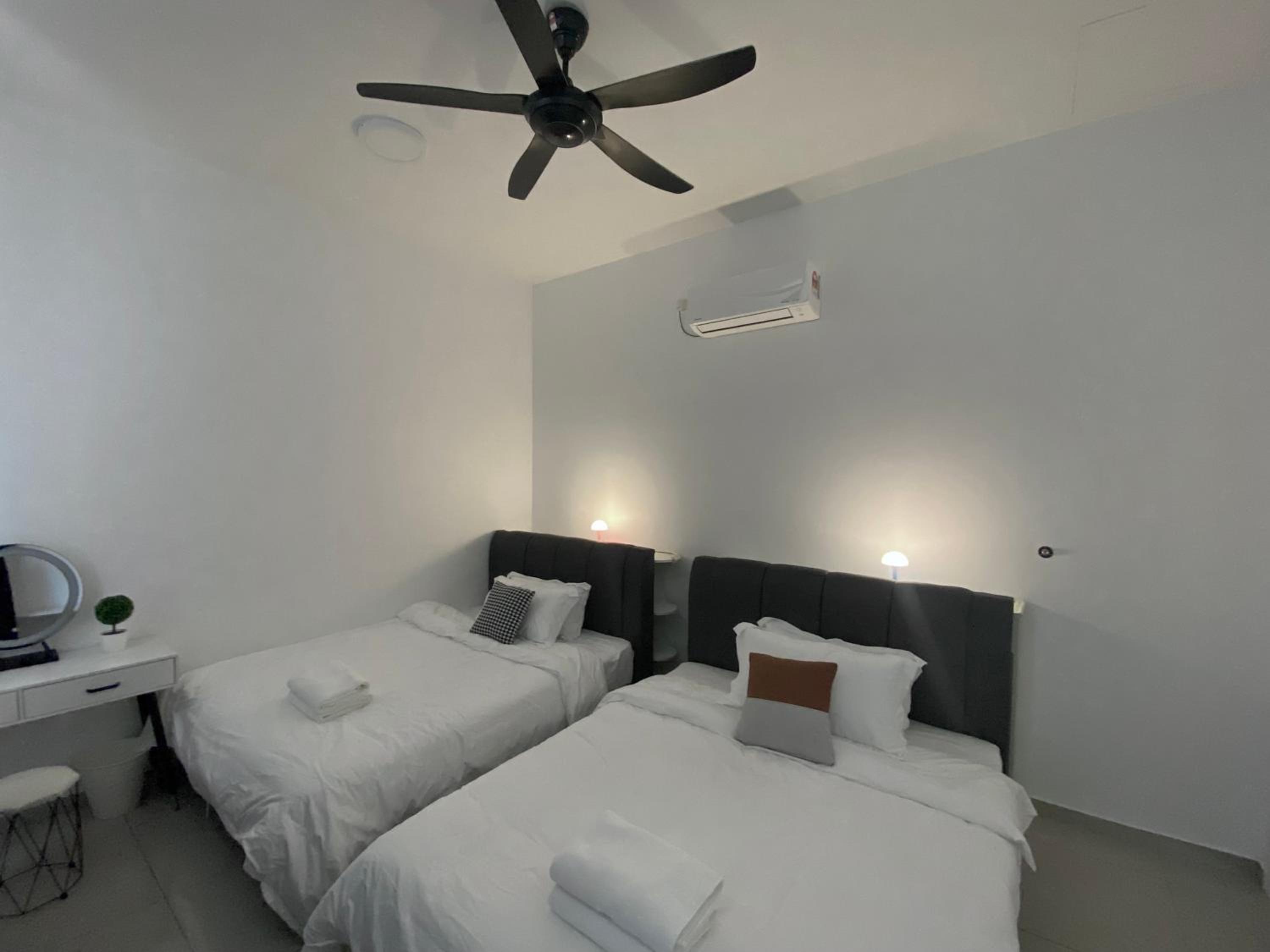 Bukit Indah - Room with Private Bathroom 1-4Pax