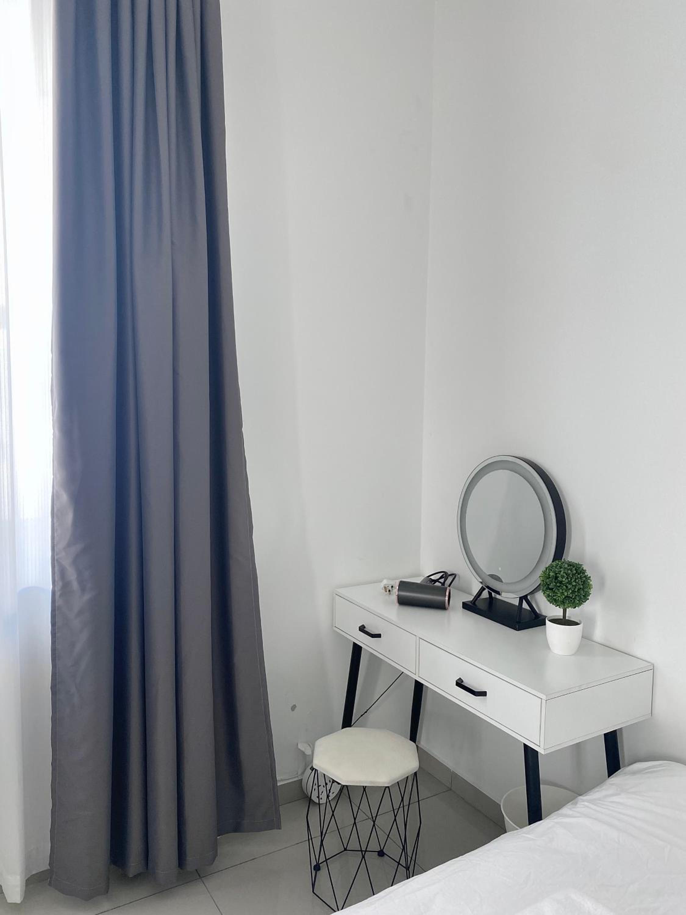 Bukit Indah - Room with Private Bathroom 1-4Pax