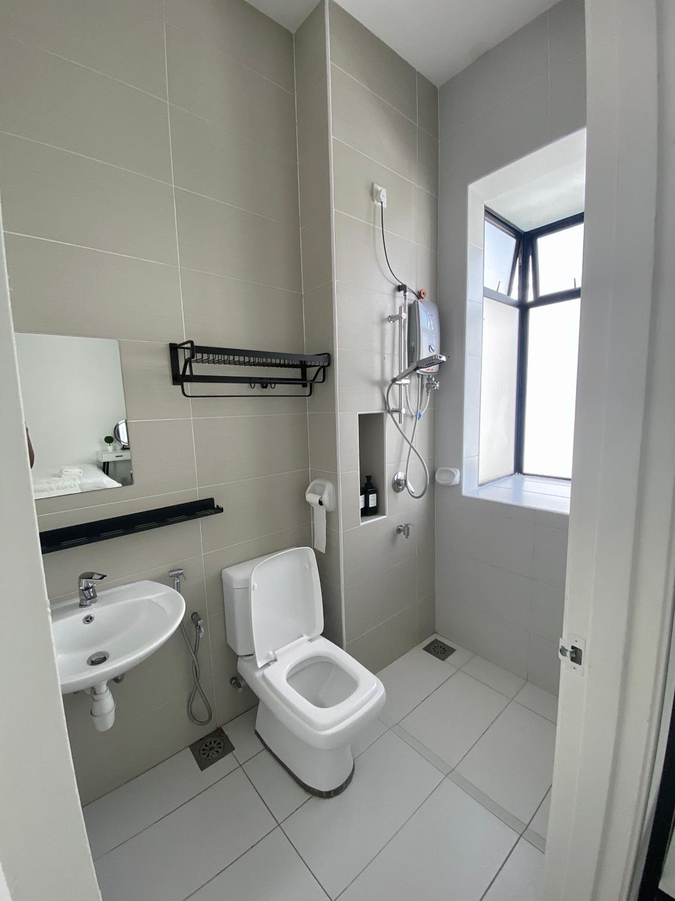 Bukit Indah - Room with Private Bathroom 1-4Pax