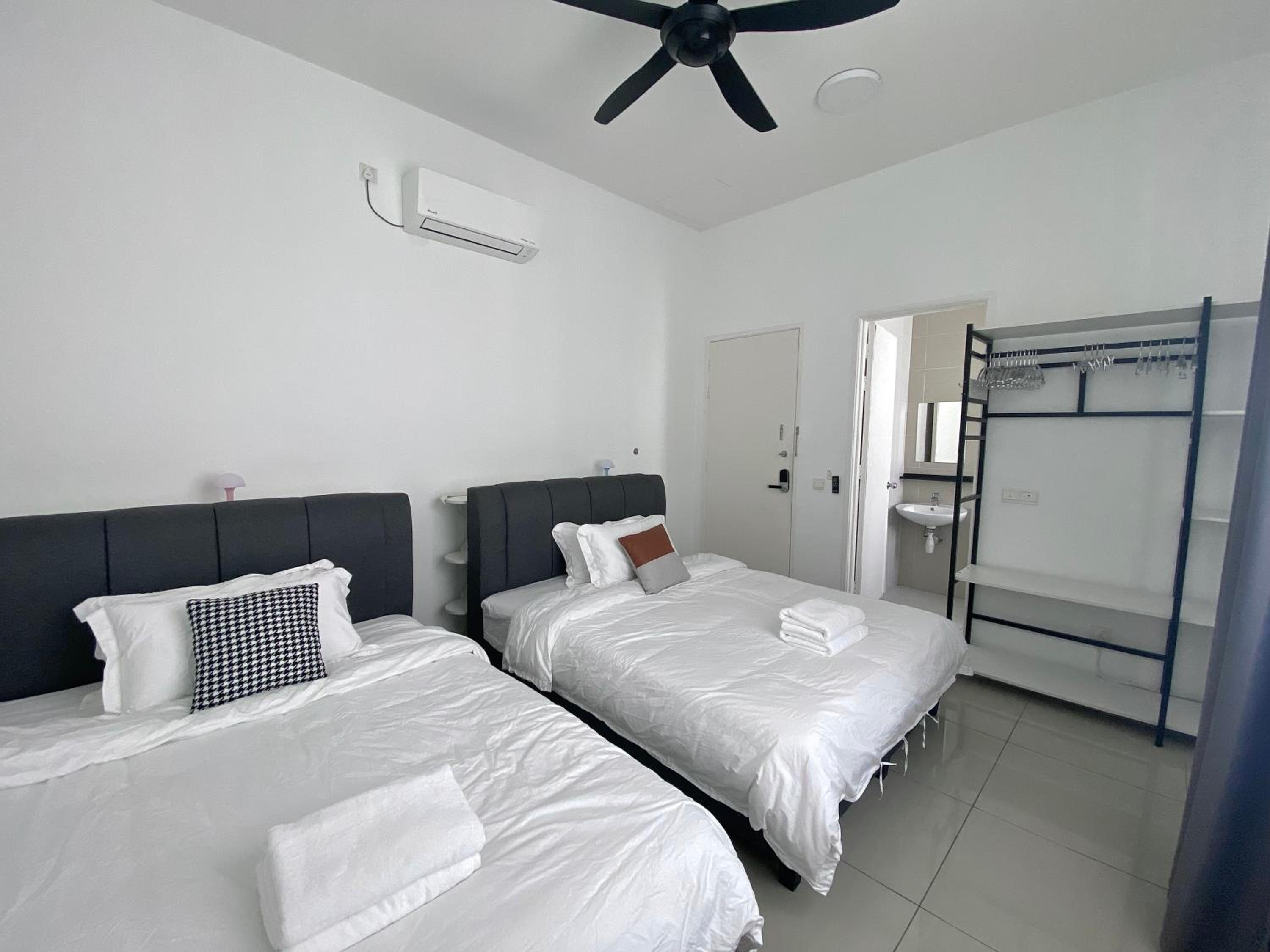 Bukit Indah - Room with Private Bathroom 1-4Pax