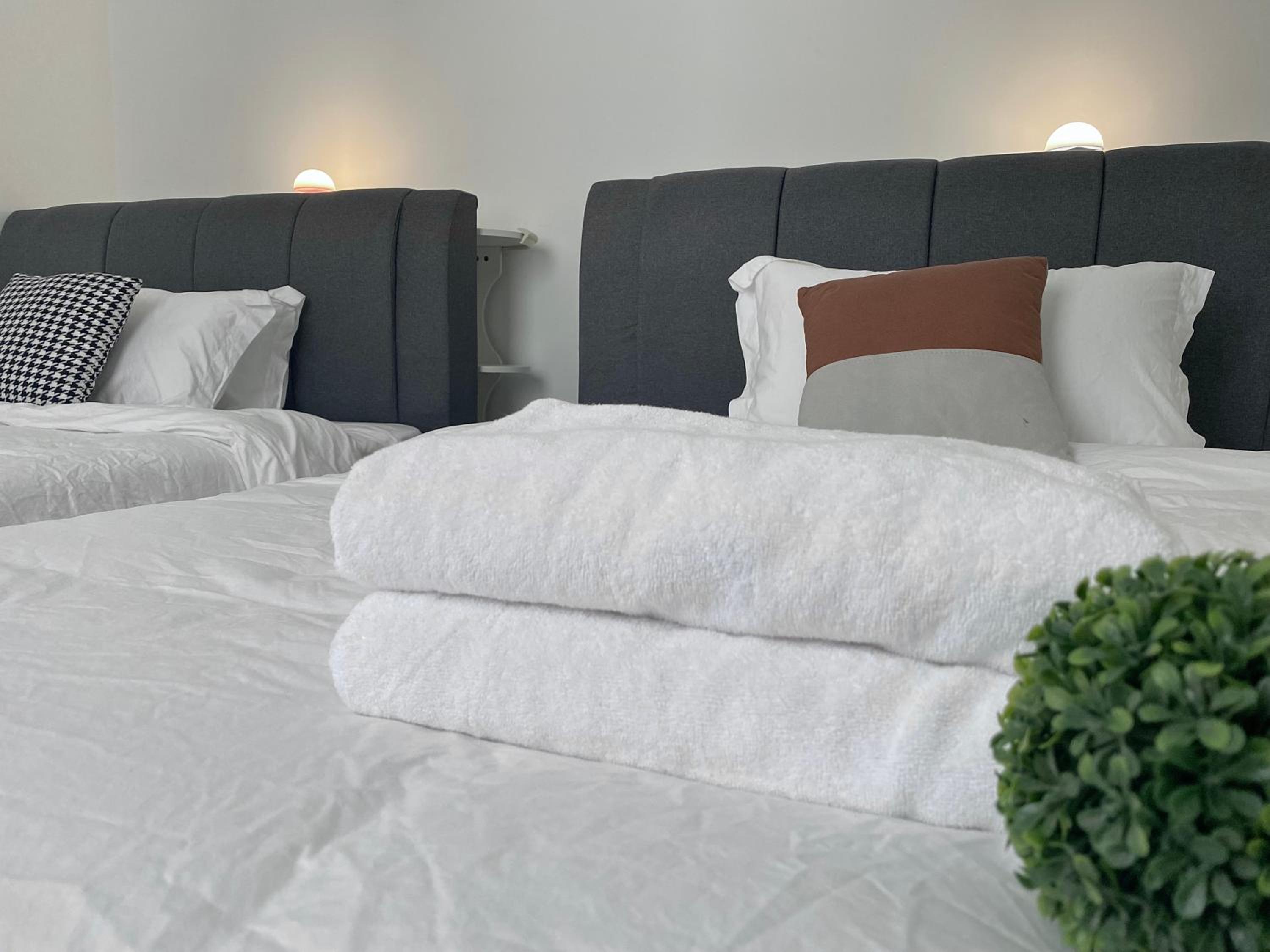 Bukit Indah - Room with Private Bathroom 1-4Pax