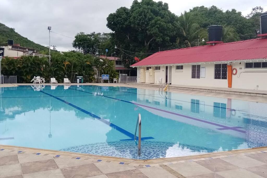 Agradable cabaña con piscina