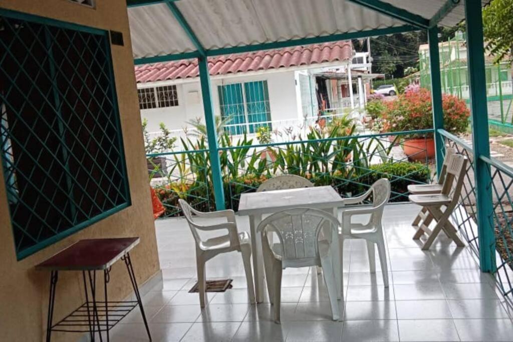 Agradable cabaña con piscina
