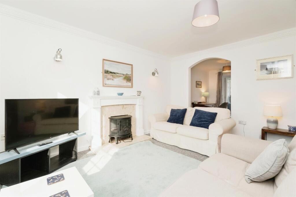 SeaCross family friendly home sleeps 7 Entire home in the seaside town of Sheringham Norfolk United Kingdom 7 guests 4 Bedrooms 5 beds 1 Bathroom and 1 dow view 4