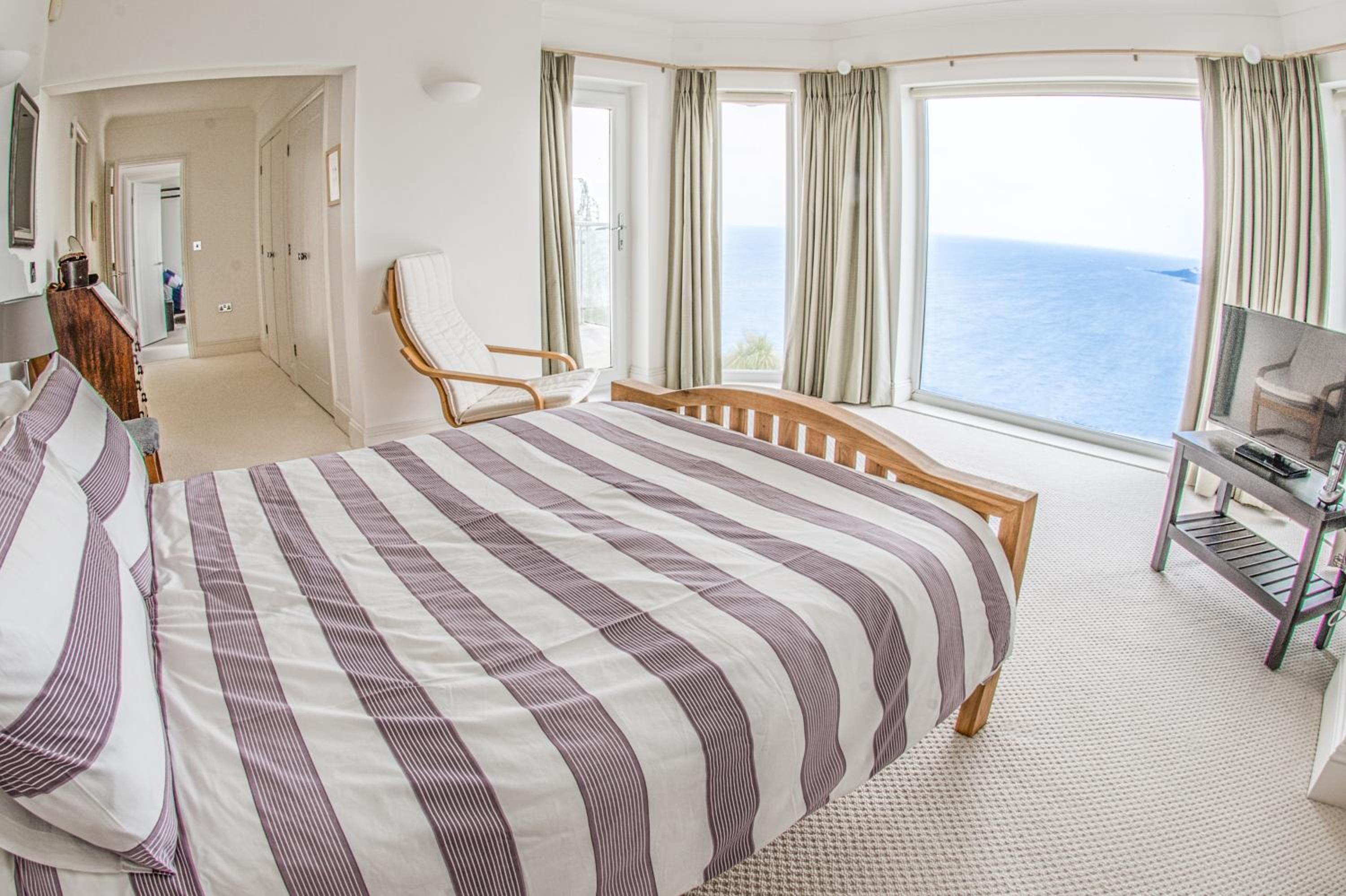 Ocean View, 5 bedrooms sleeps 10, stunning views, parking x4